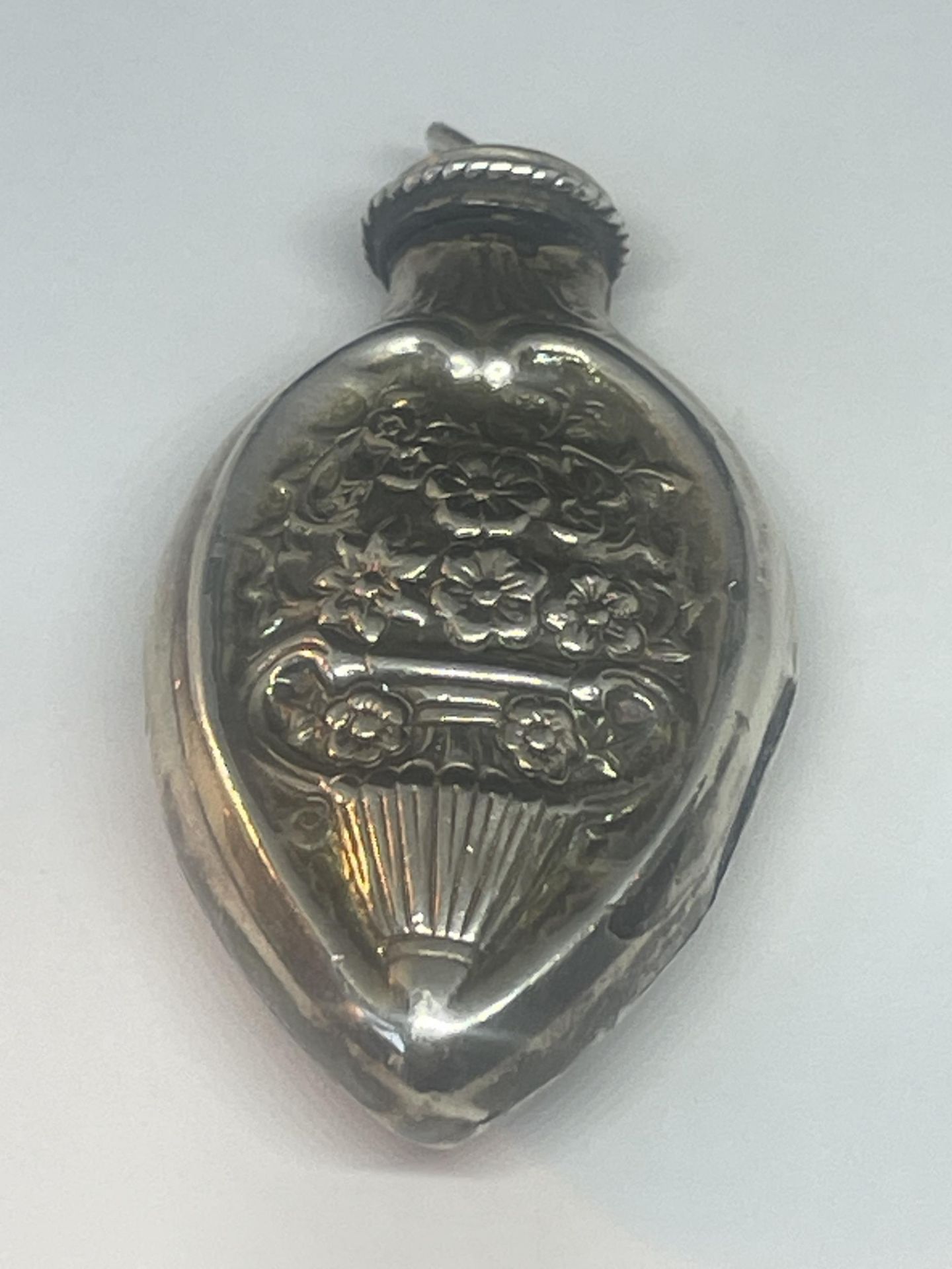 A DECORATIVE MARKED SILVER MOUNTED BOTTLE PENDANT