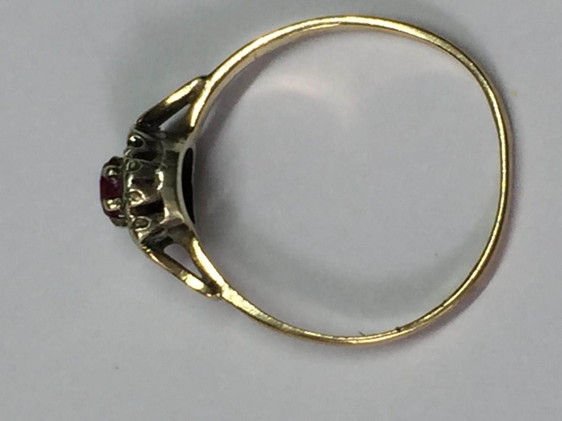 A 9 CARAT GOLD RING WITH CENTRE RUBY SURROUNDED BY DIAMONDS SIZE L/M - Bild 3 aus 3