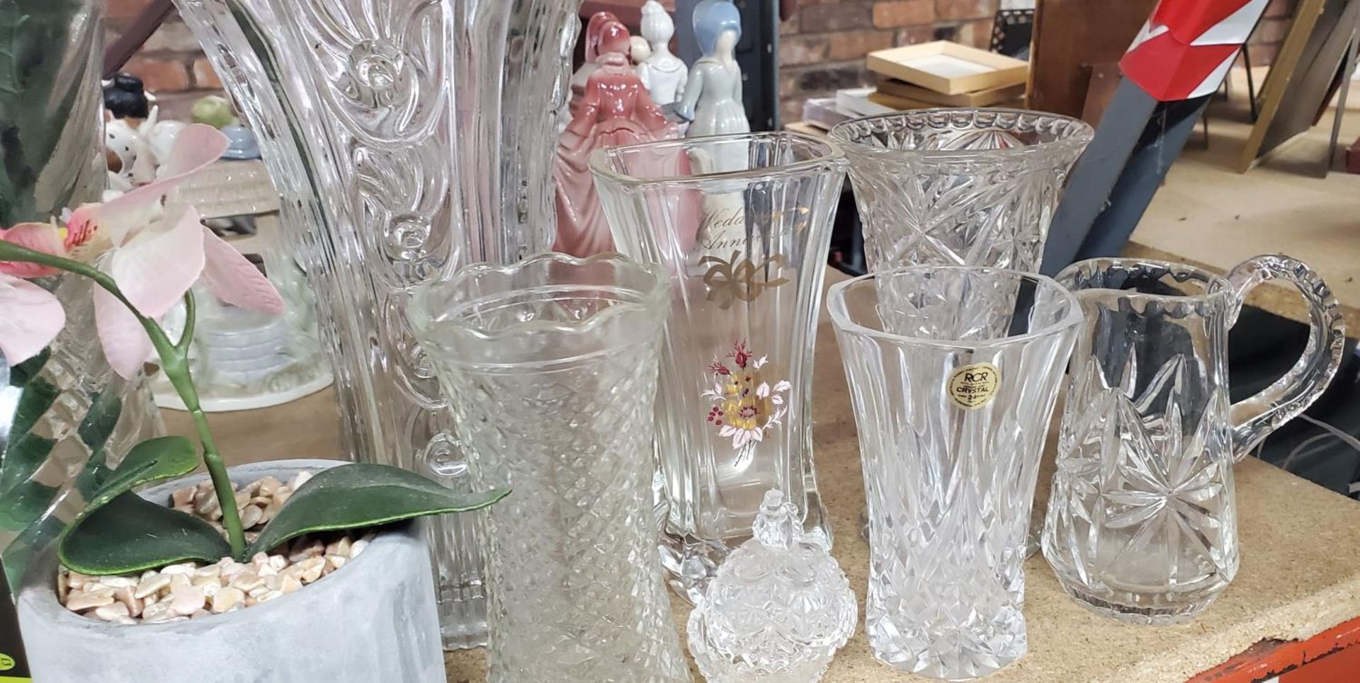 A QUANTITY OF GLASSWARE TO INCLUDE VASES, JUGS, BOWLS, A CAKE STAND, ETC PLUS ARTIFICIAL FLOWERS - Image 2 of 3