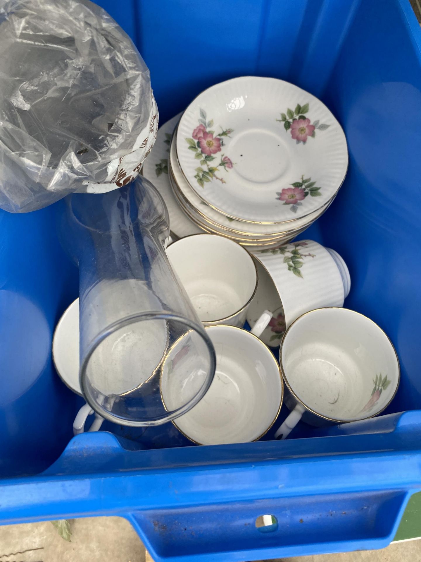 AN ASSORTMENT OF CERAMIC DINNER SERVICE ITEMS TO INCLUDE ROYAL DOULTON AND ROYAL STUART ETC - Image 4 of 4