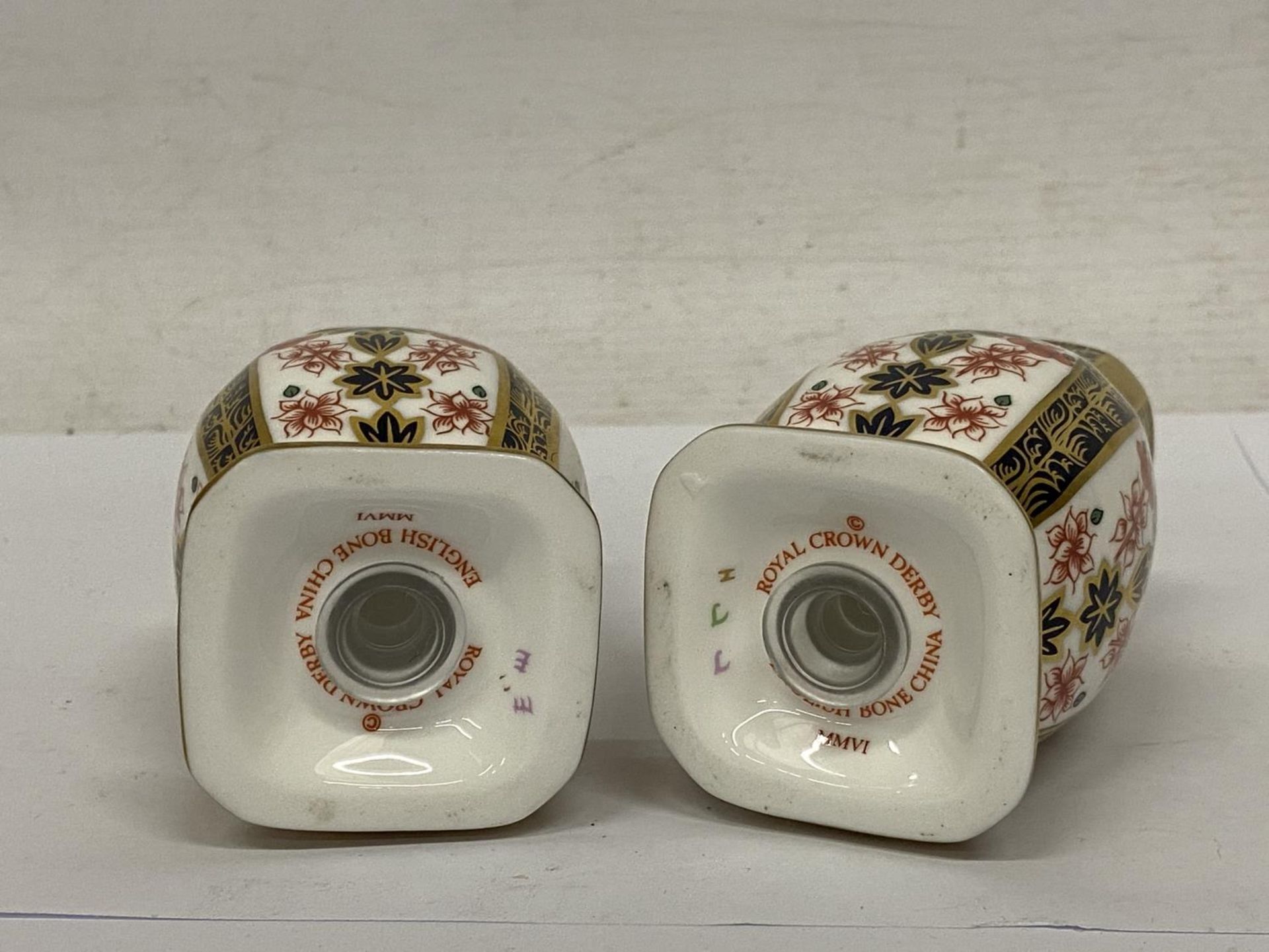 A PAIR OF ROYAL CROWN DERBY OLD IMARI SALT AND PEPPER POTS IN ORIGINAL BOX - Image 3 of 3