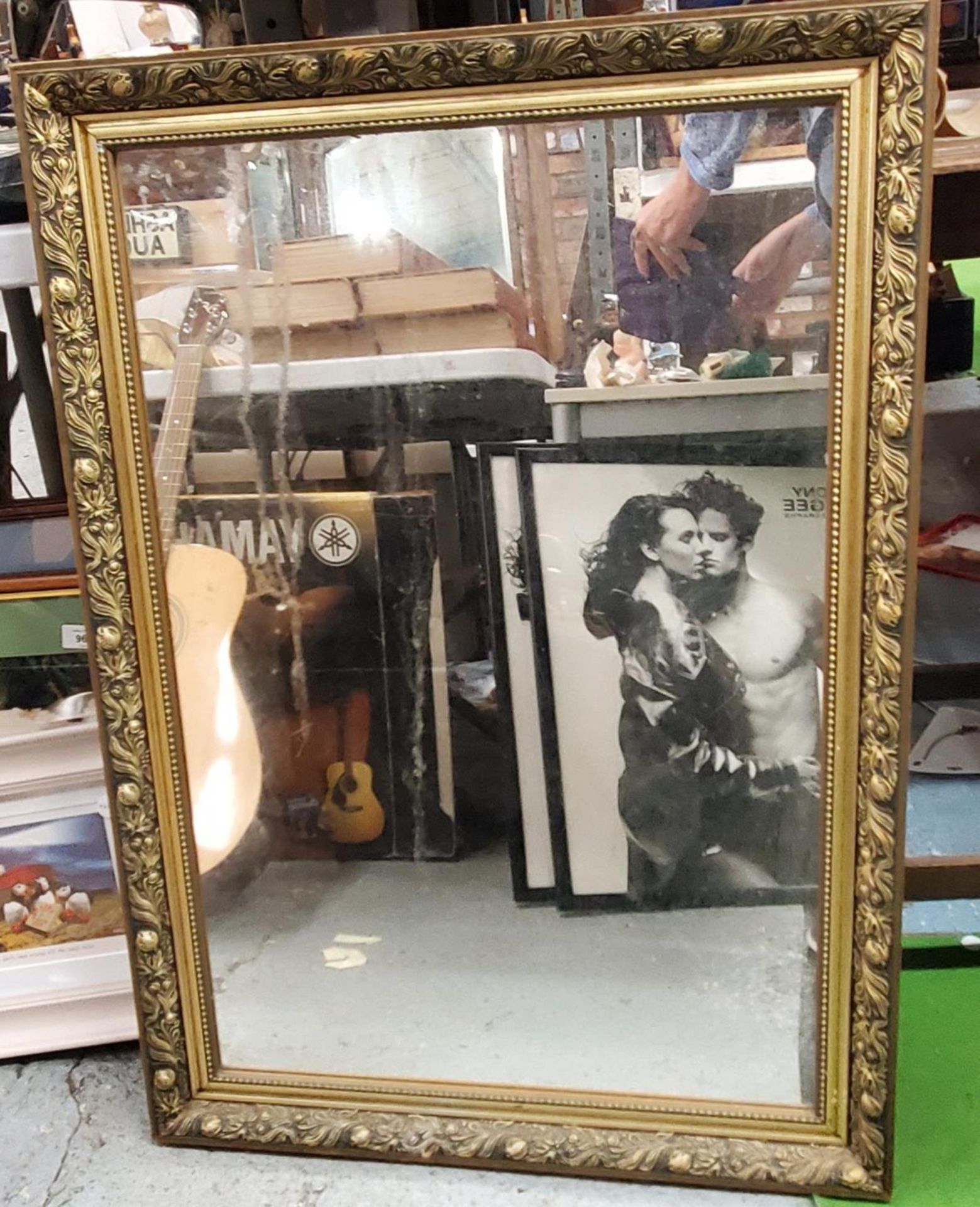 A LARGE GILT FRAMED WALL MIRROR, 61CM X 86CM