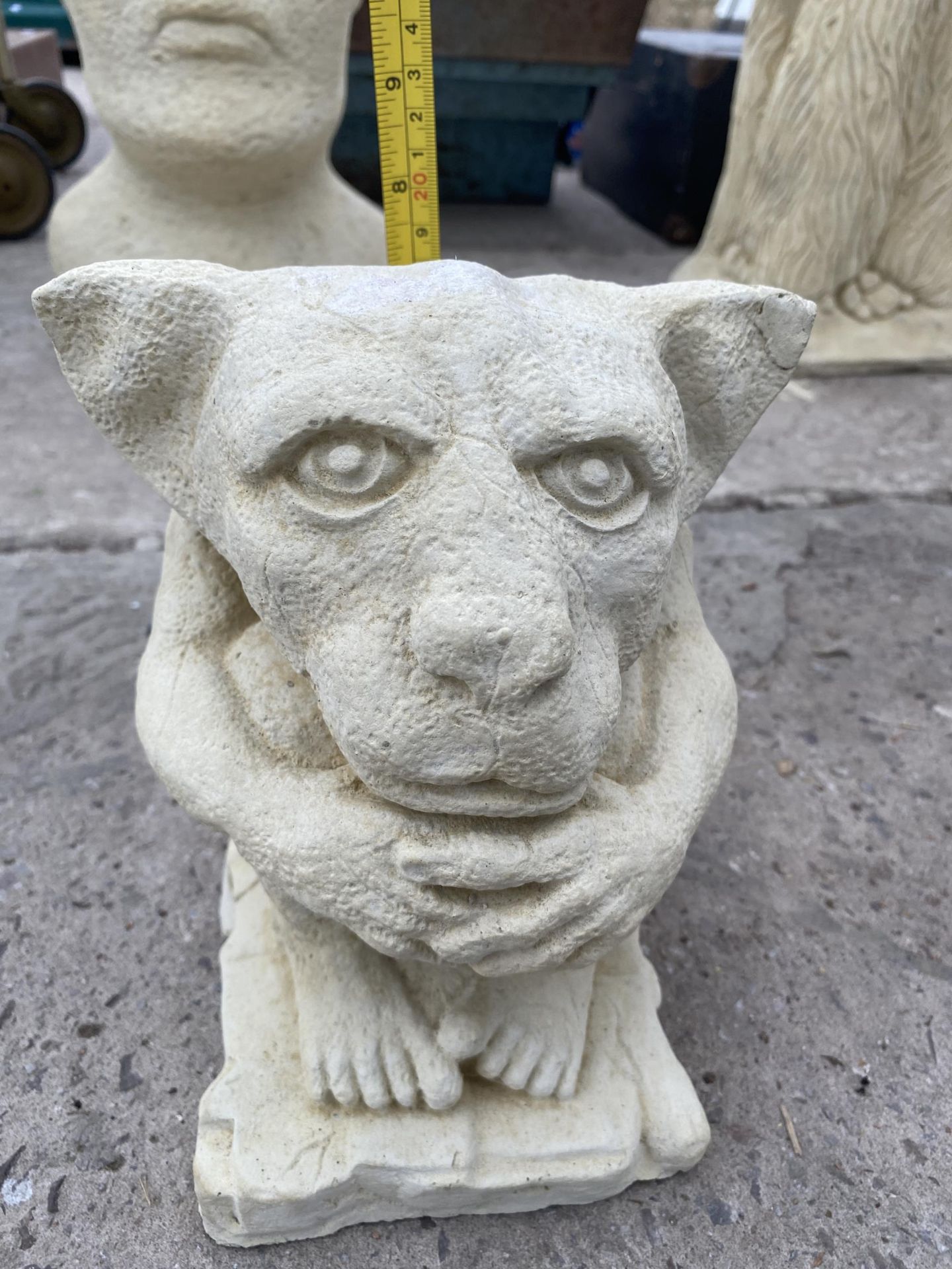 AN AS NEW EX DISPLAY CONCRETE SMALL GARGOYLE FIGURE *PLEASE NOTE VAT TO BE PAID ON THIS ITEM* - Image 4 of 4