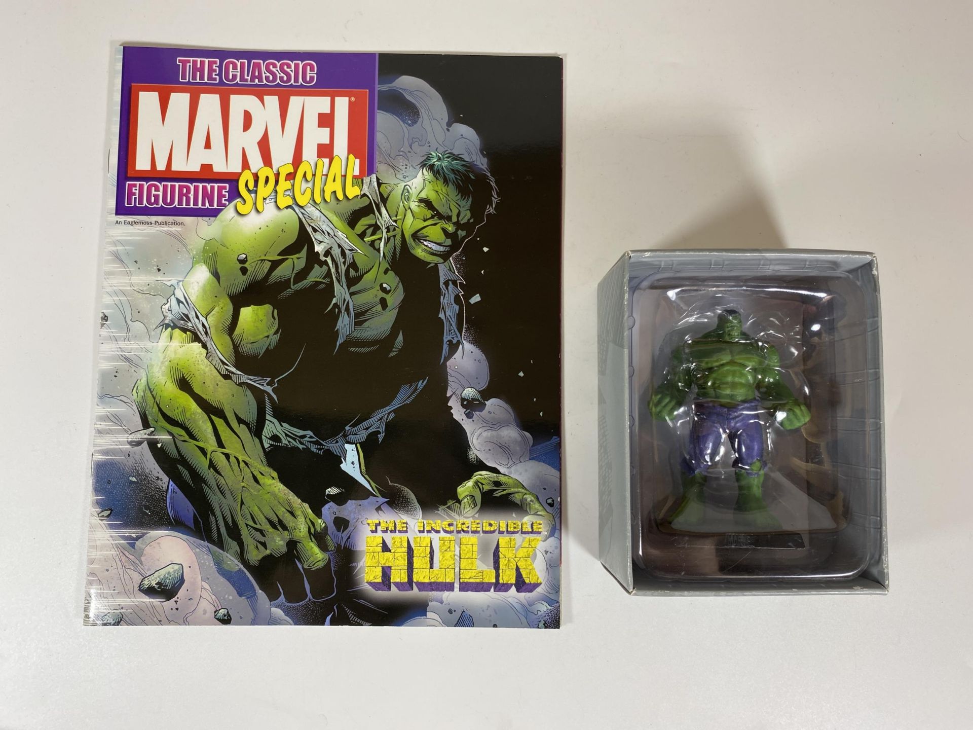 A MARVEL CLASSIC LEAD SPECIAL COLLECTORS FIGURE - HULK WITH MAGAZINE - Image 2 of 5