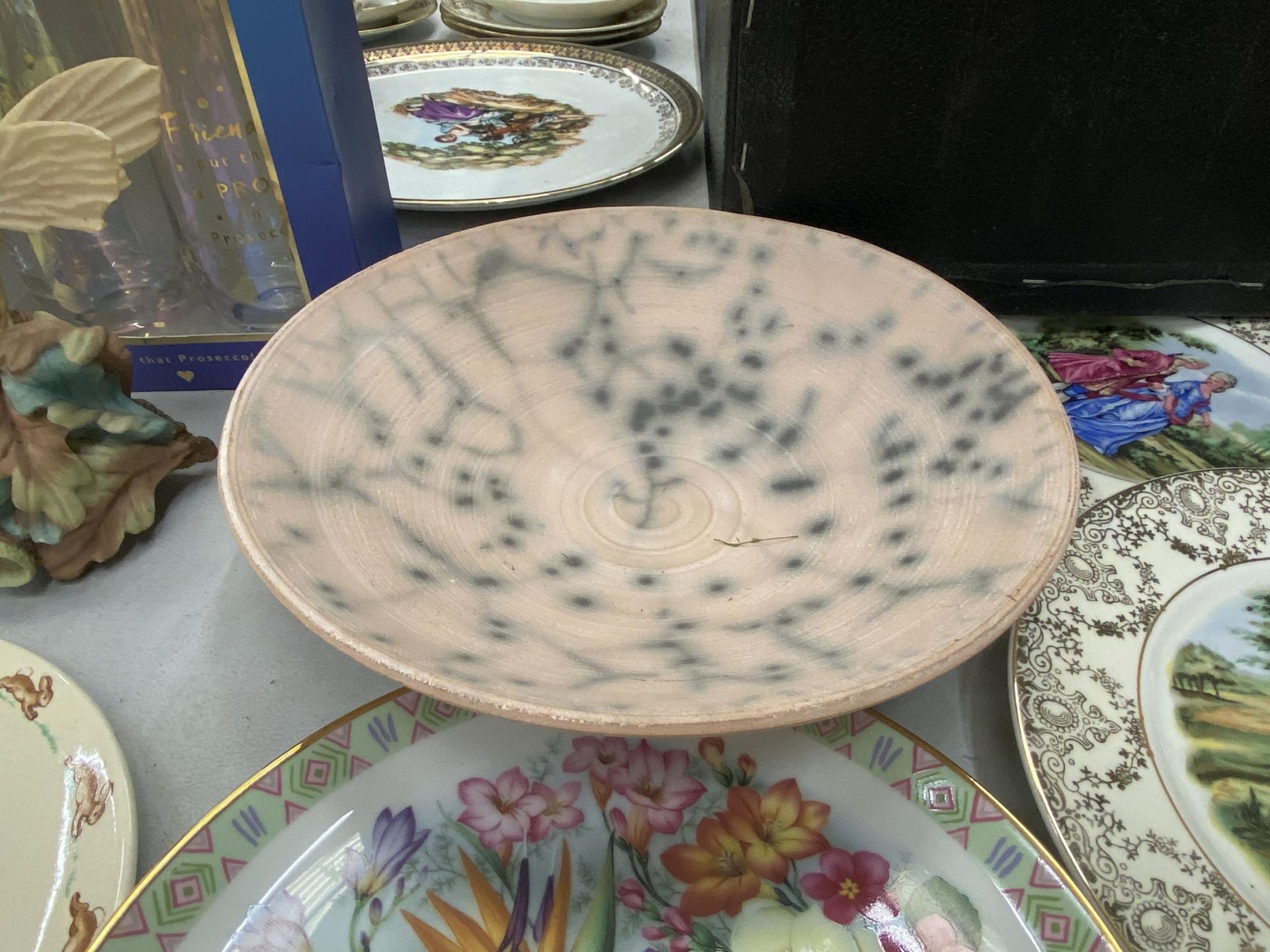 A QUANTITY OF ITEMS TO INCLUDE CABINET PLATES, VINTAGE CHINA CUPS, ETERNAL BEAU PLATES, A - Image 6 of 9