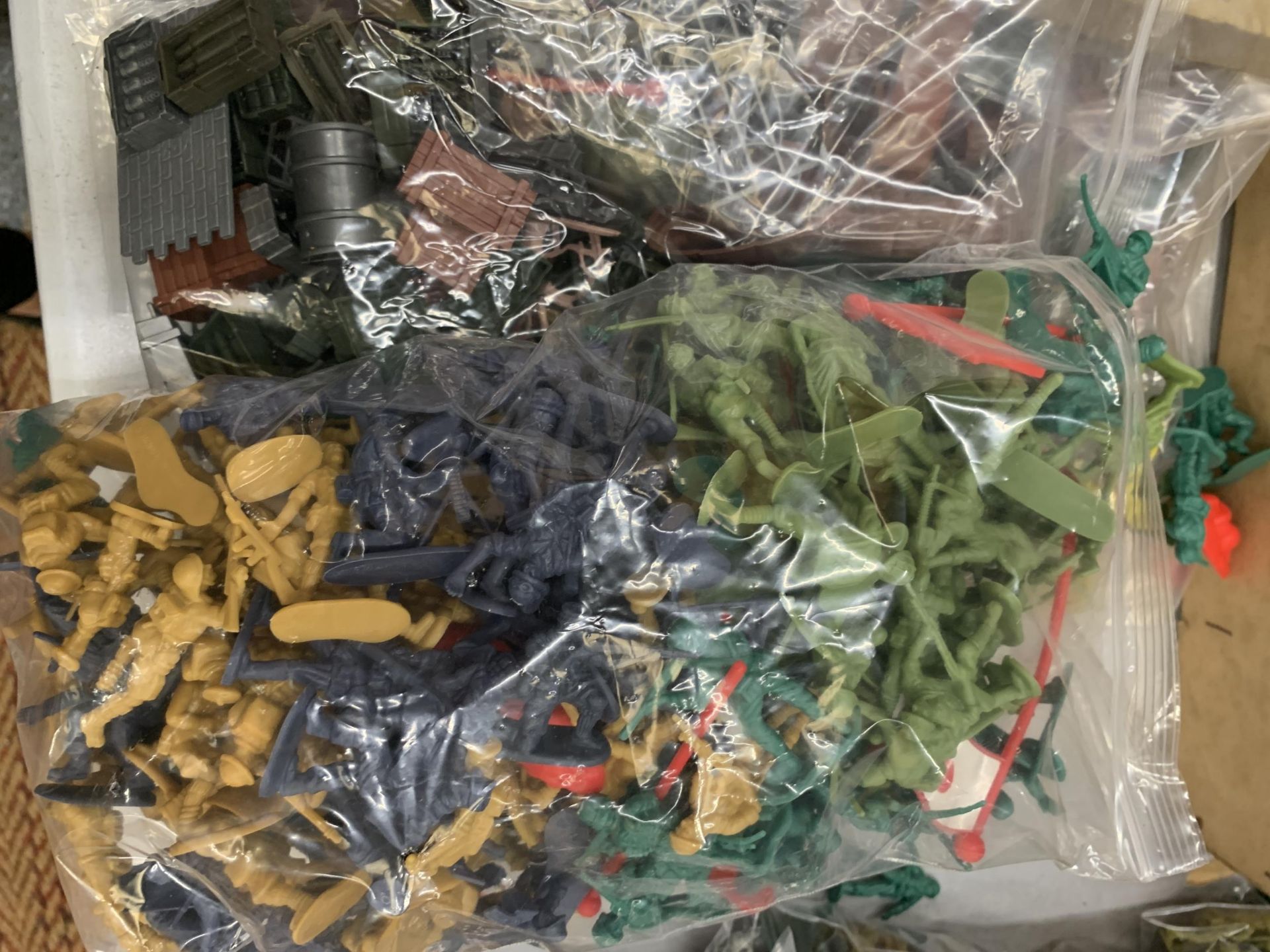 A COLLECTION OF ARMY MEN PLASTIC FIGURES IN BAGS - Image 2 of 5