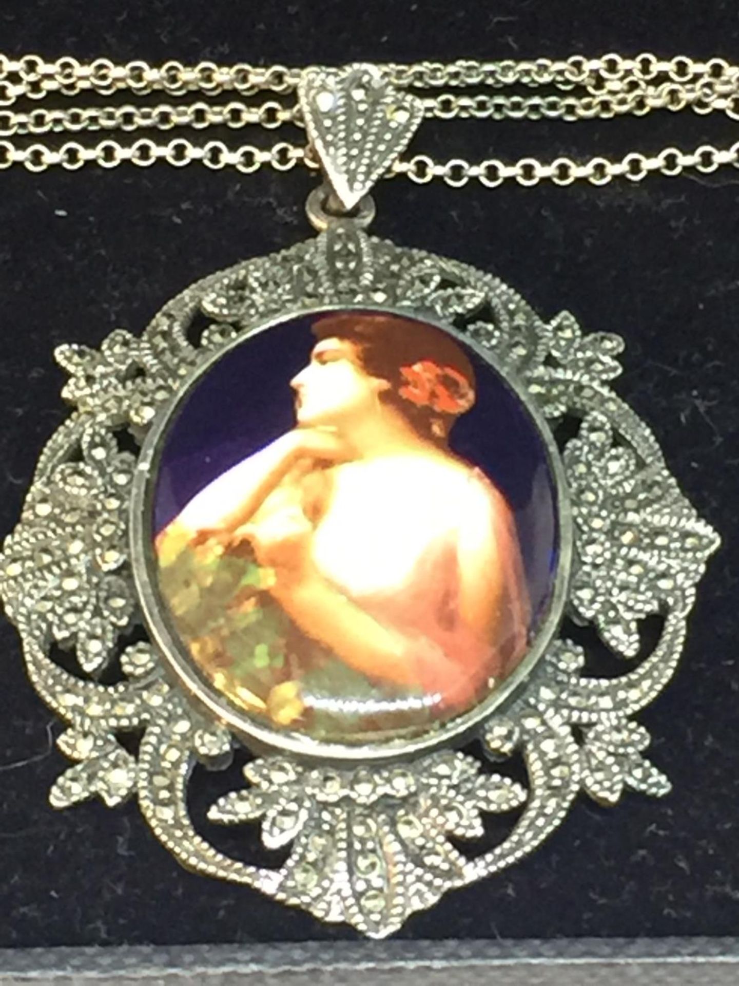 A SILVER NECKLACE WITH PORTRAIT PENDANT IN A PRESENTATION BOX - Image 2 of 3