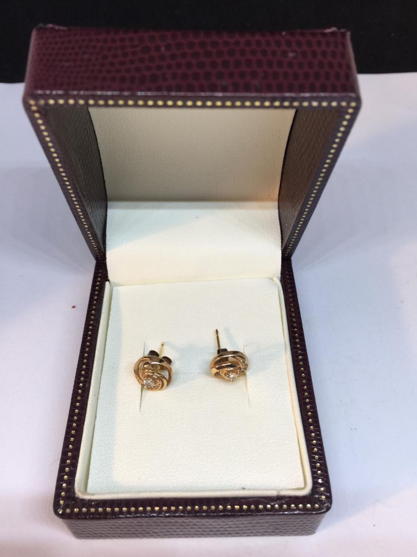 A PAIR OF 9 CARAT GOLD EARRINGS IN A PRESENTATION BOX