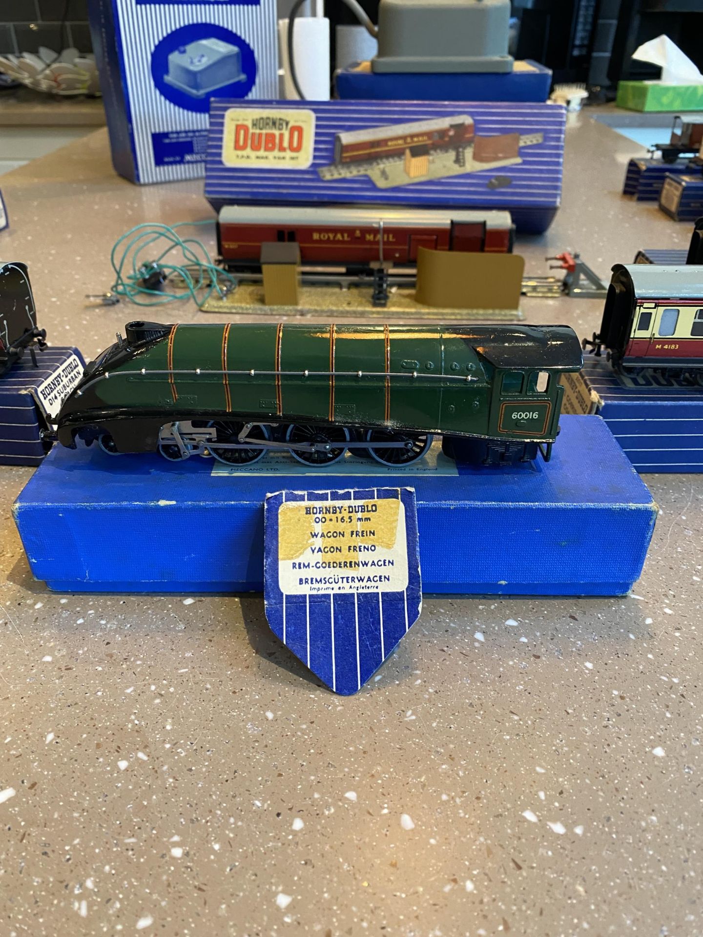 A VINTAGE SET OF HORNBY DUBLO MODEL RAILWAY ITEMS INCLUDING LOCO AND TENDER, PASSENGER AND GOODS - Image 3 of 8