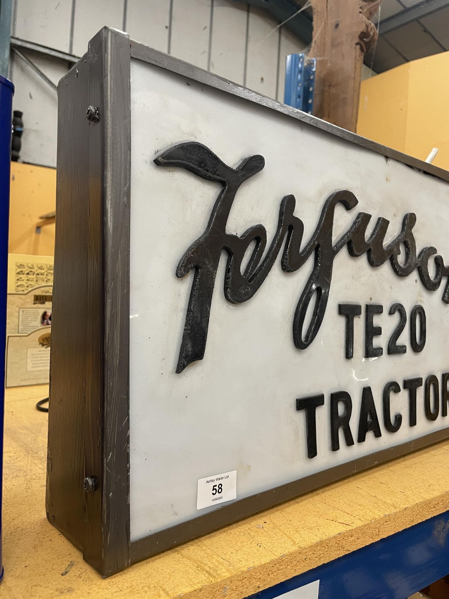 A FERGUSON TE20 TRACTORS ILLUMINATED BOX SIGN - Bild 2 aus 2