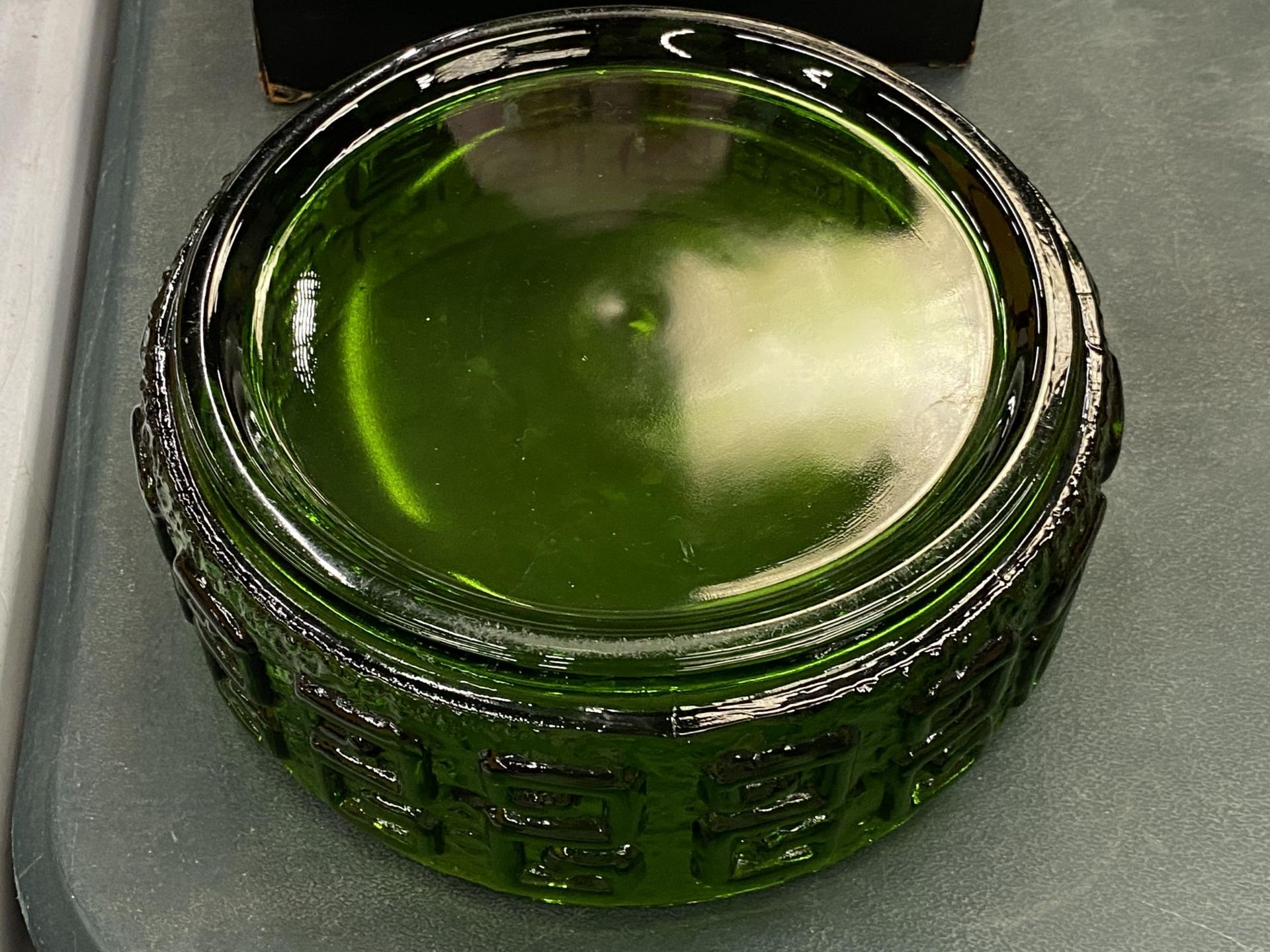 A WHITEFRIARS GREEN GLASS BOWL, DIAMETER 19.5CM - Image 3 of 3