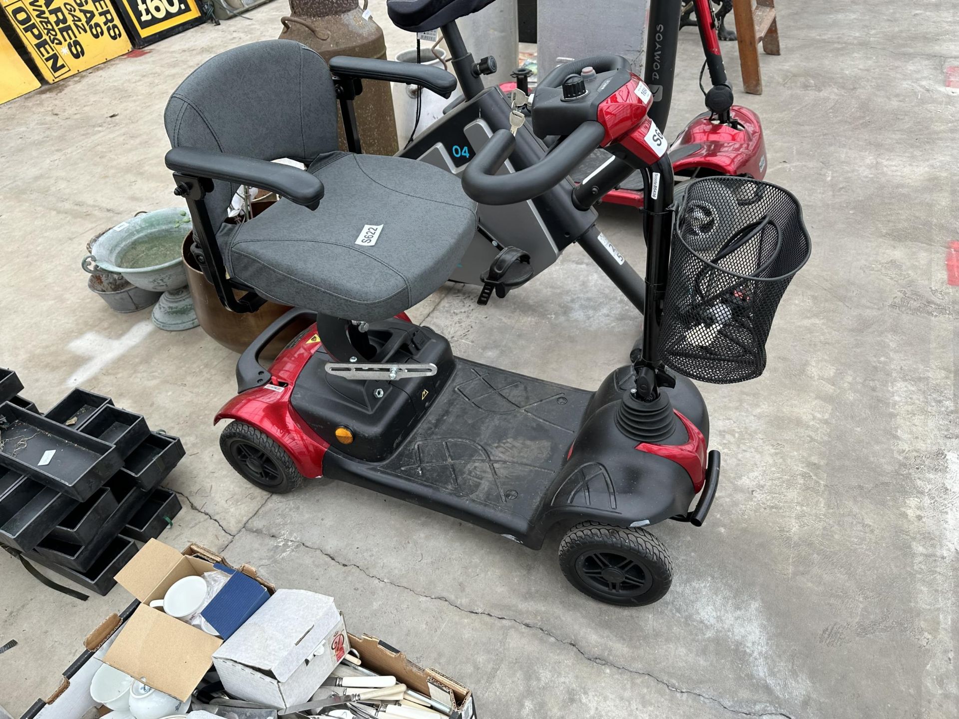 A SCOOTER MART MOBILITY SCOOTER WITH KEY AND A CHARGER