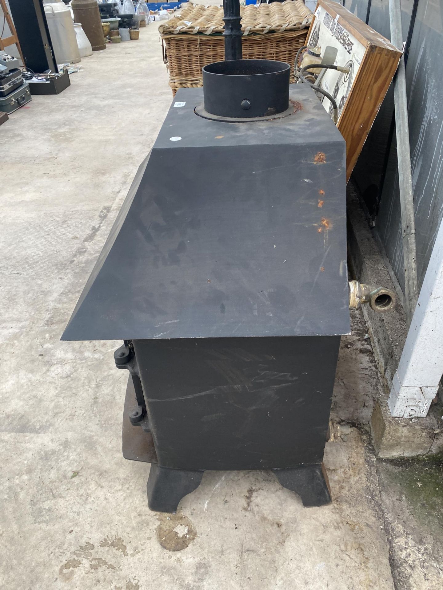 A HEAVY CAST IRON LOG BURNER - Bild 3 aus 4