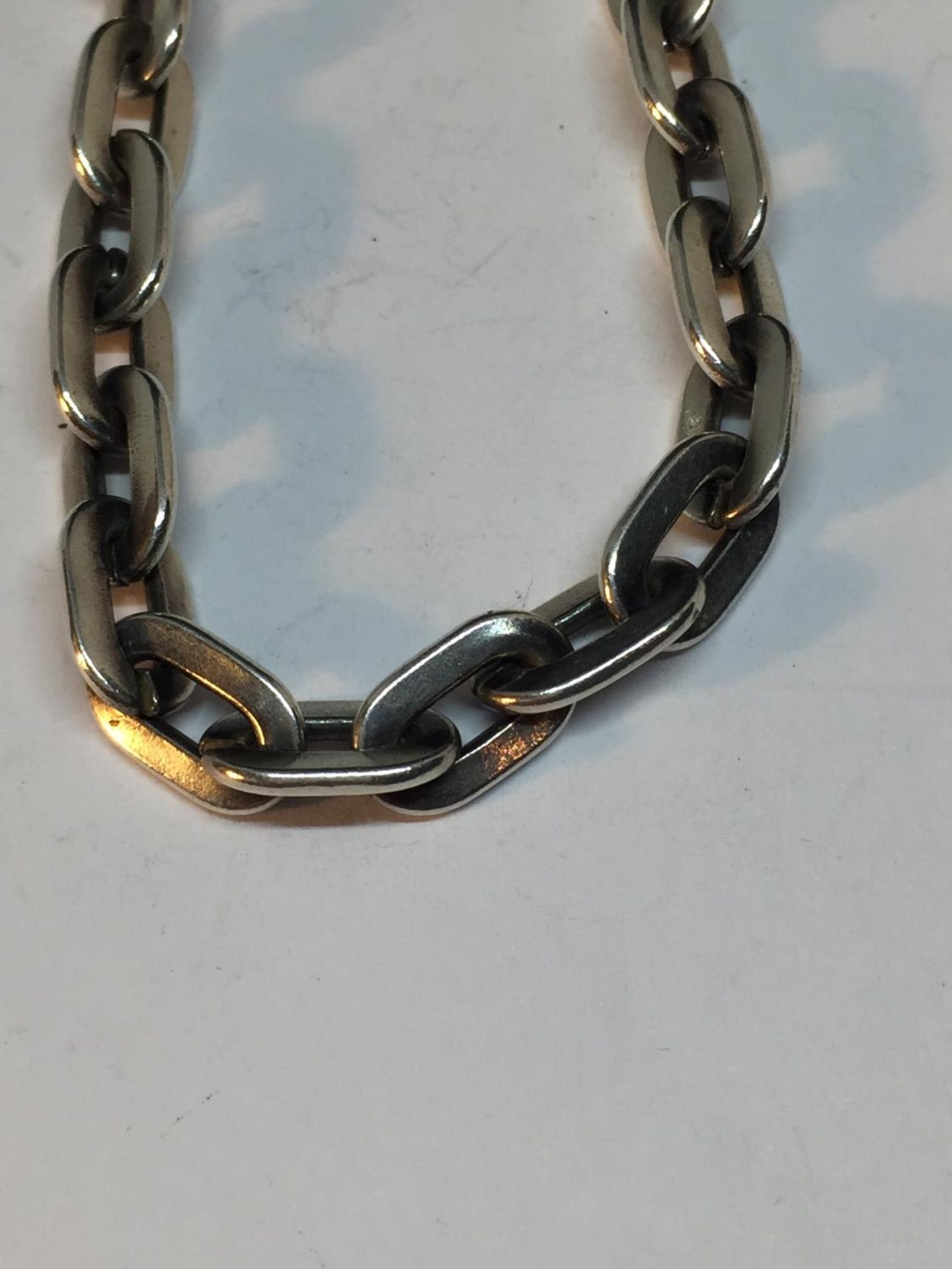 A HEAVY SILVER WRIST CHAIN - Bild 2 aus 3