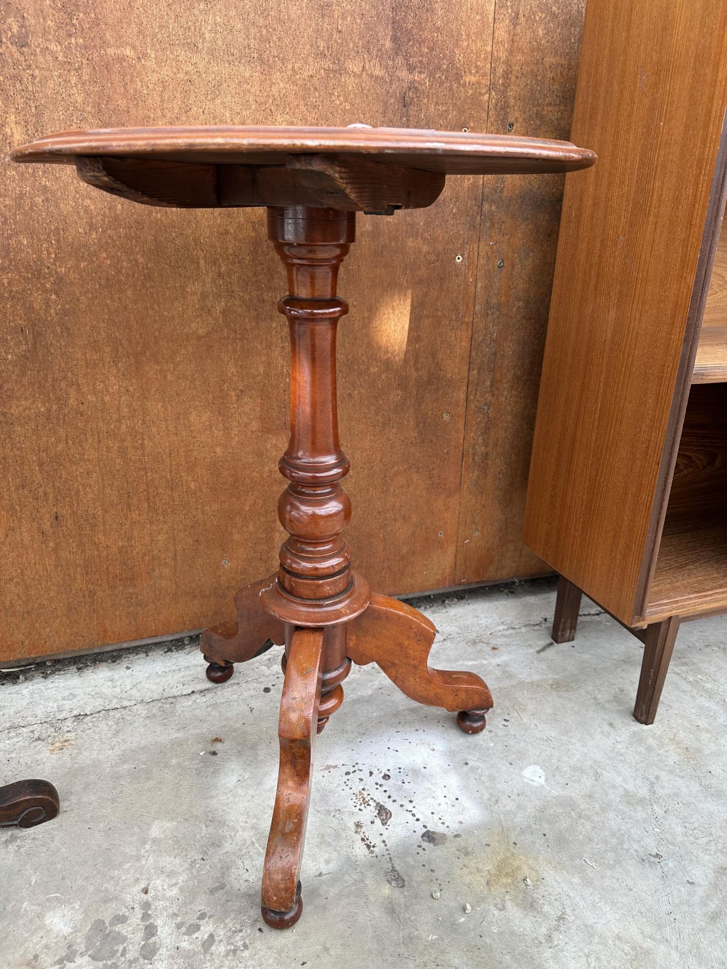 TWO WINE TABLES TO INCLUDE A VICTORIAN MAHOGANY EXAMPLE - Bild 3 aus 6