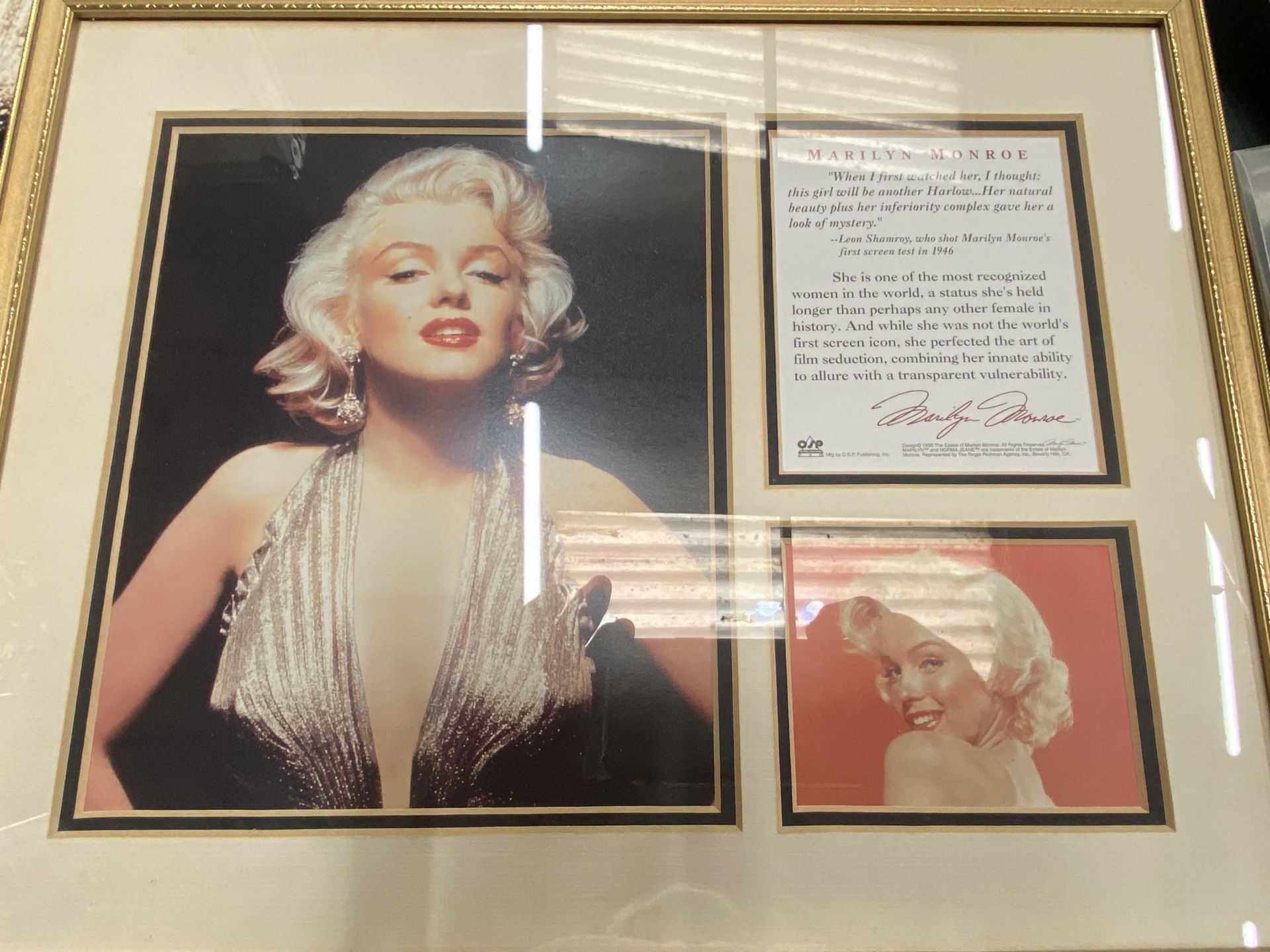 A LARGE COLLECTION OF MARILYN MONROE MEMORABILIA TO INCLUDE A FRAMED FILM CELL AND FRAMED PHOTO WITH - Bild 4 aus 13