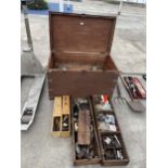 A LARGE VINTAGE ENGINEERS CHEST CONTAINING A LARGE ASSORTMENT OF TOOLS