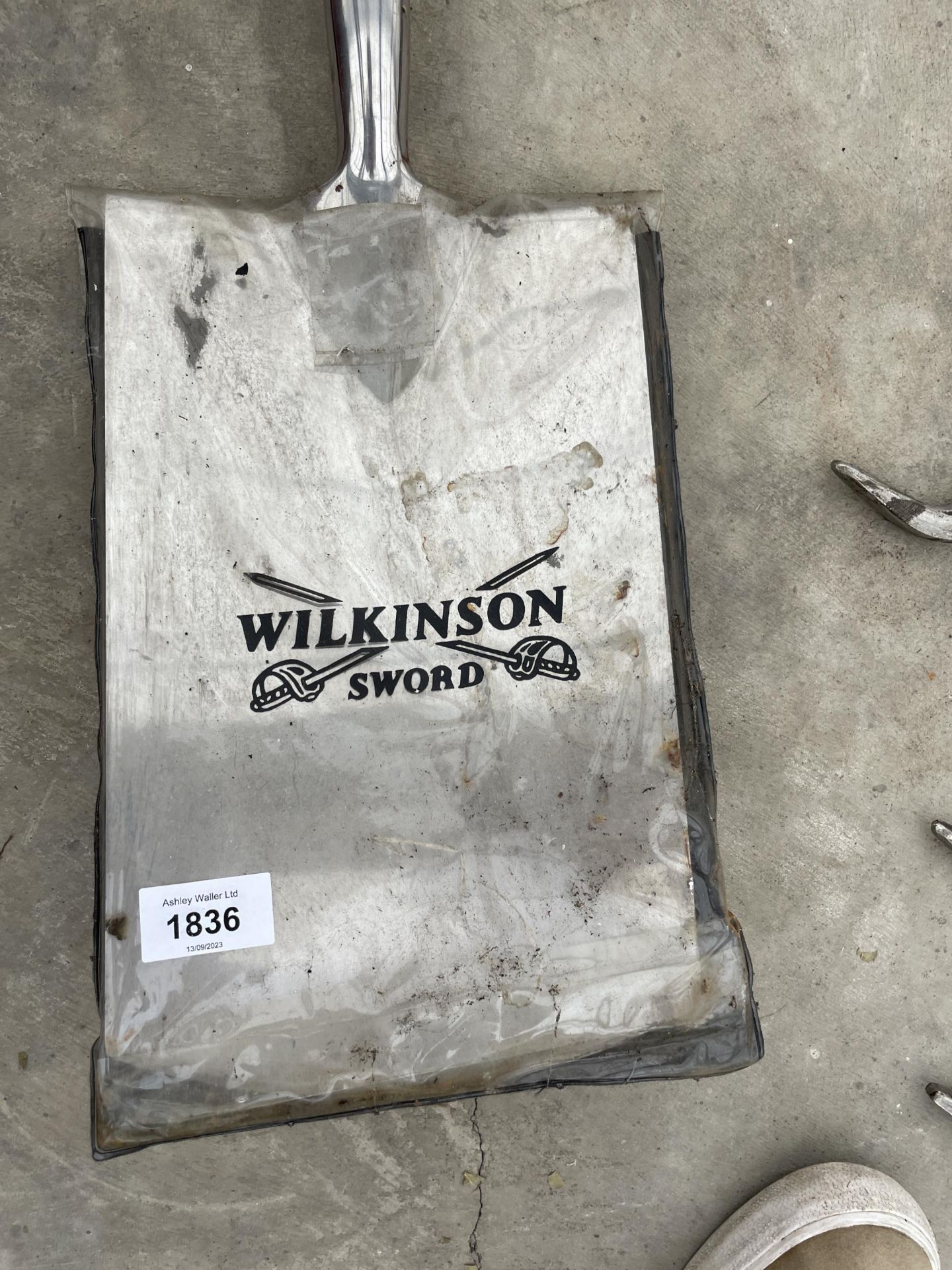 A STAINLESS STEEL WILKINSON SWORD SPADE - Bild 3 aus 7