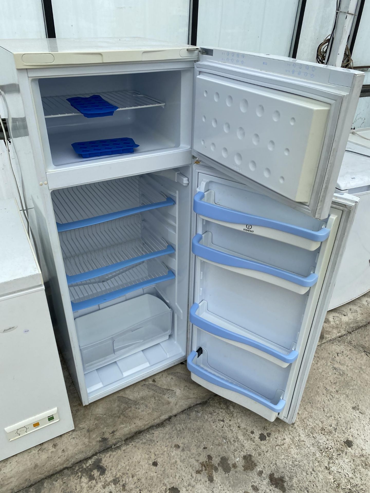 A WHITE INDESIT UPRIGHT FRIDGE FREEZER - Image 2 of 2