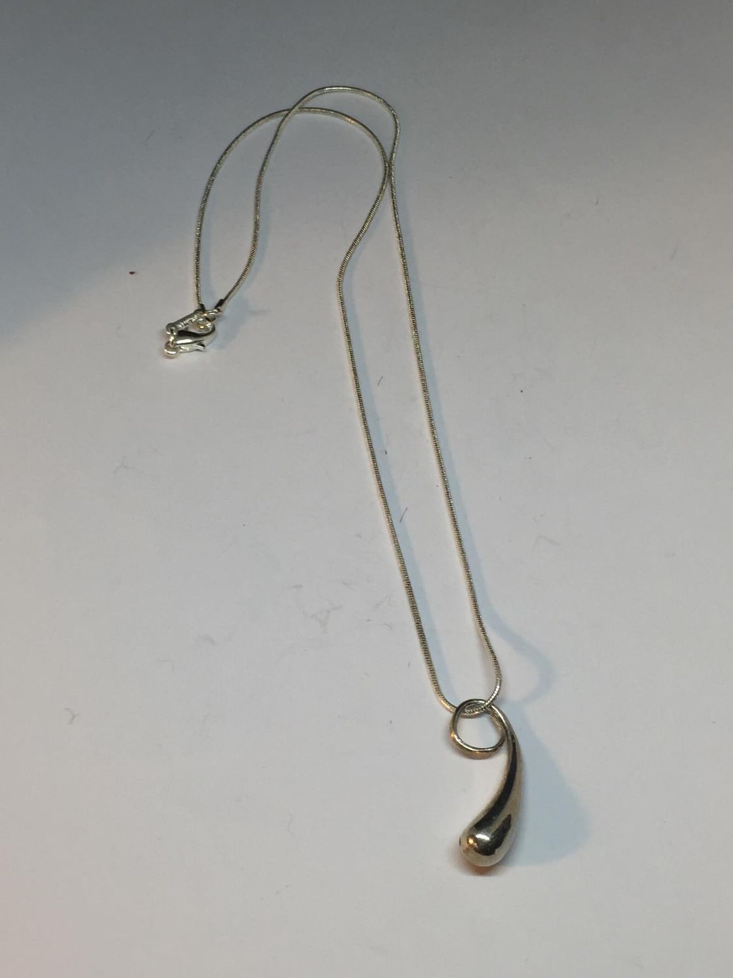 A SILVER NECKLACE WITH TIFFANY STYLE PENDANT