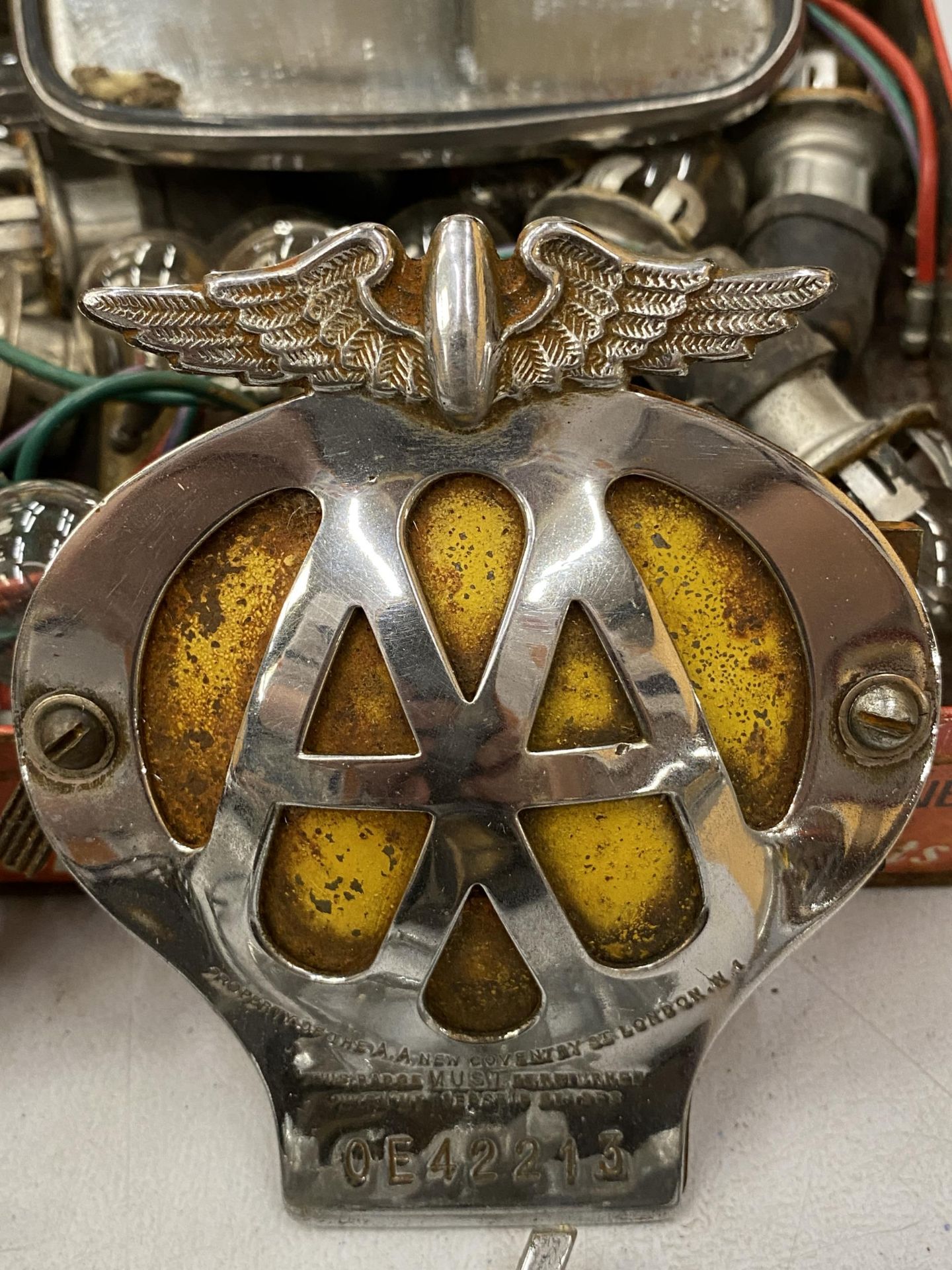 A QUANTITY OF AUTOMOBILIA TO INCLUDE AA, CAMBRIDGE, AND AUSTIN BADGES, BULBS, ETC - Image 4 of 5