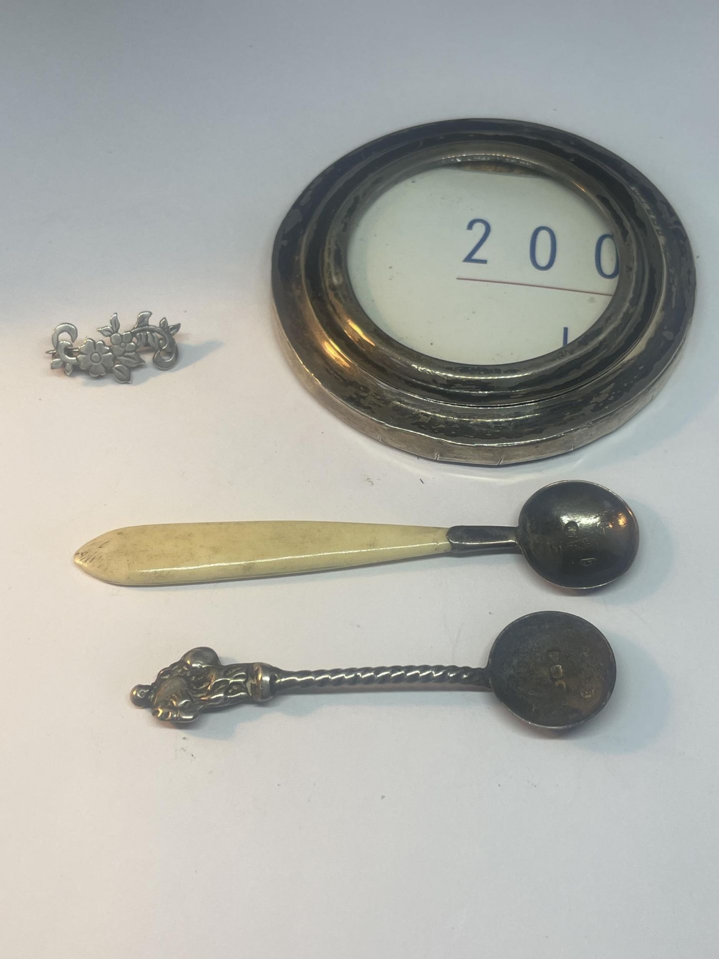 FOUR VARIOUS SILVER ITEMS TO INCLUDE A HALLMARKED LONDON SILVER CIRCULAR FRAME, TWO MARKED SILVER
