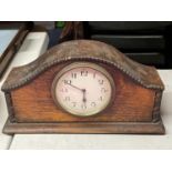 A VINTAGE MAHOGANY MANTLE CLOCK WITH WIND UP MECHANISM
