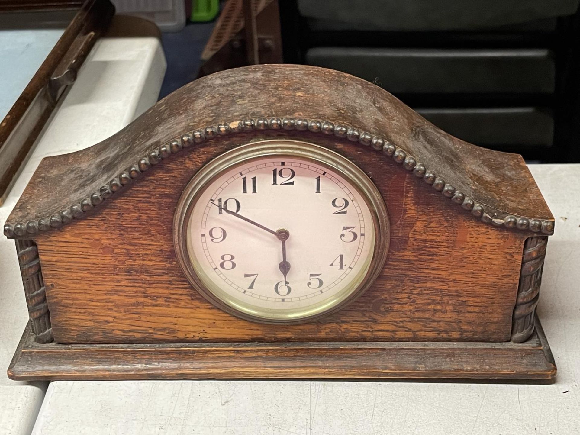 A VINTAGE MAHOGANY MANTLE CLOCK WITH WIND UP MECHANISM