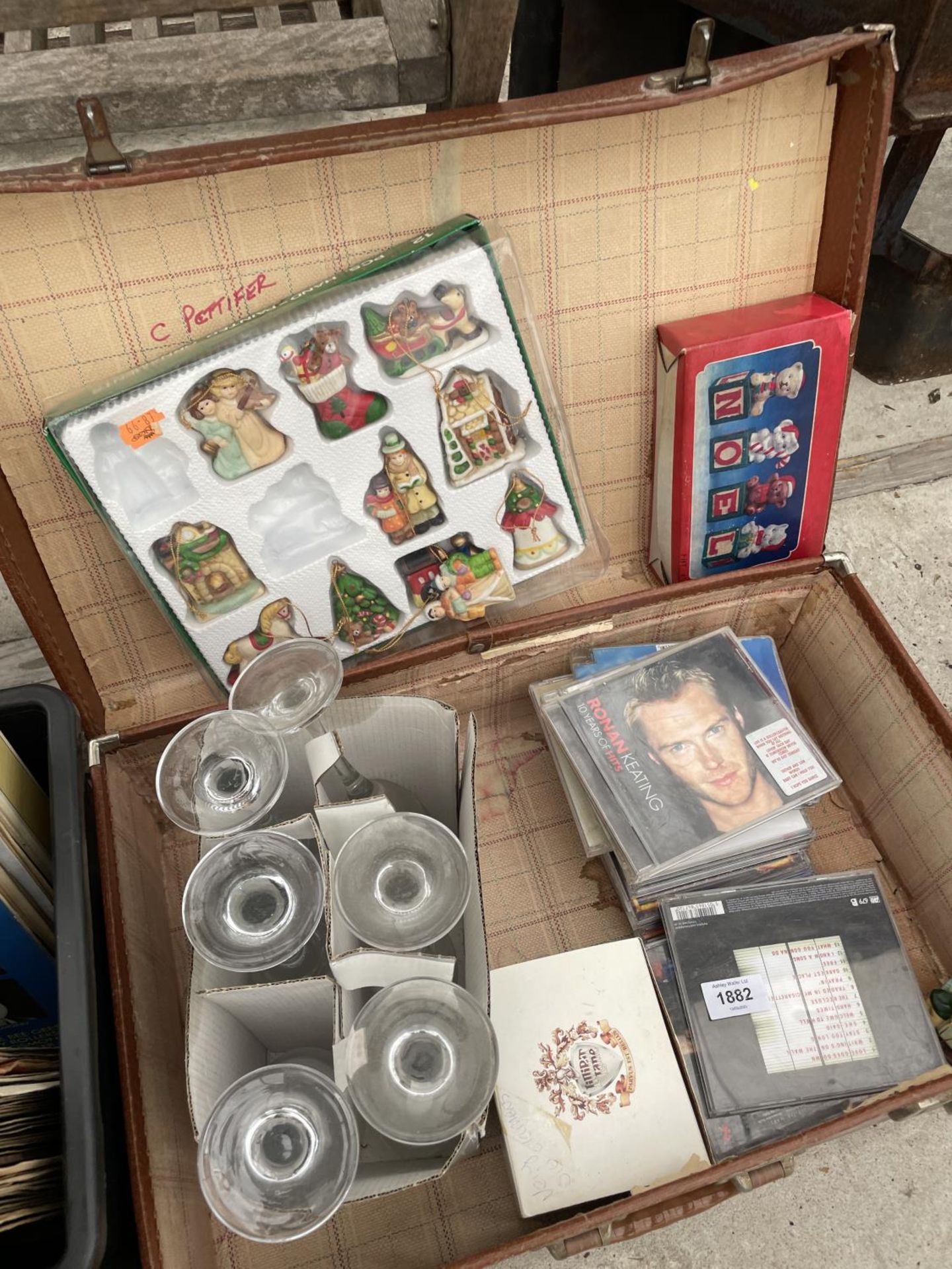 AN ASSORTMENT OF ITEMS TO INCLUDE CHRISTMAS DECORATIONS, LP RECORDS ETC - Bild 3 aus 4