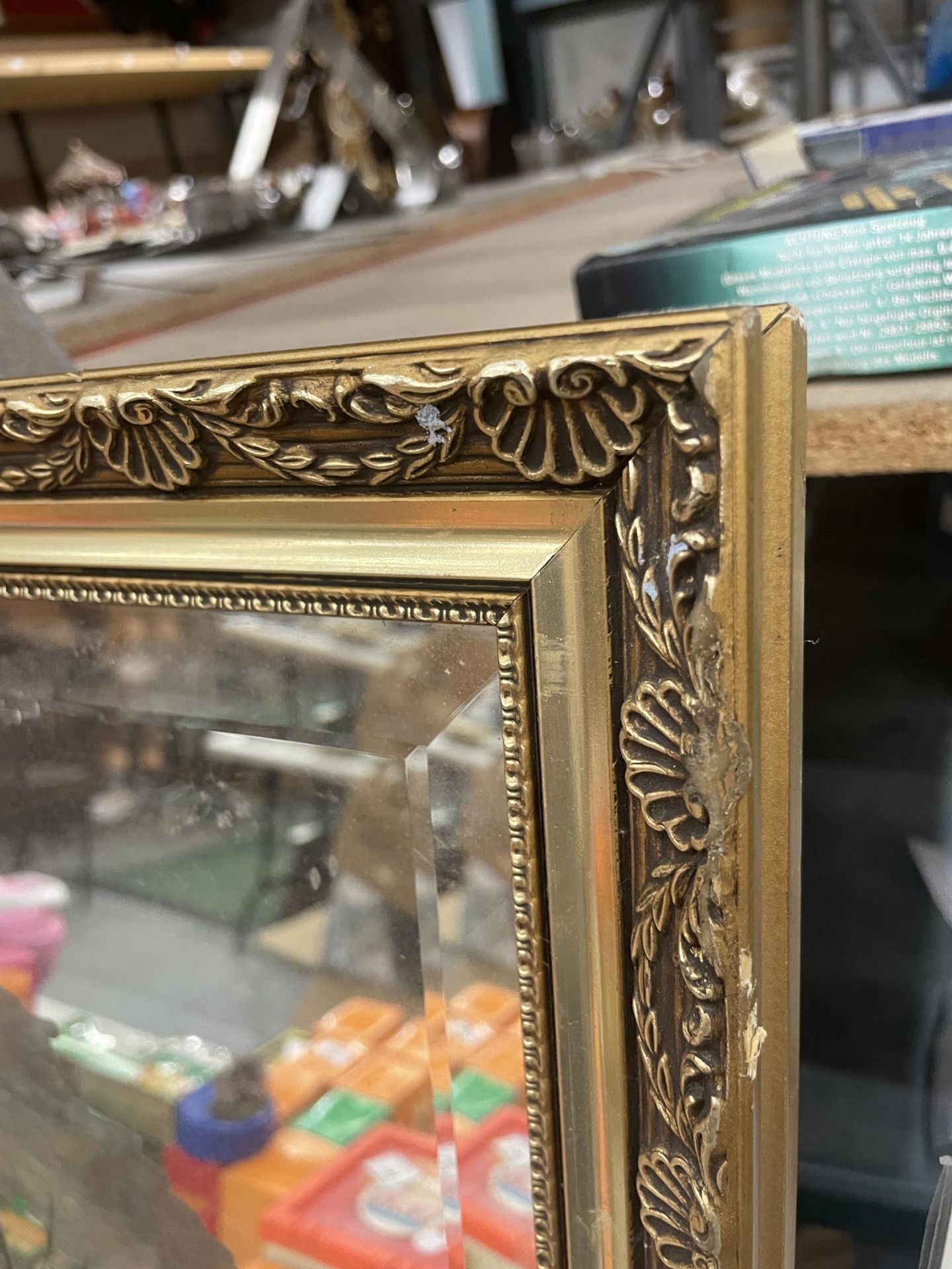 A WALL MIRROR WITH GILT FRAME AND ETCHED HORSE AND CARRIAGE IMAGE, 83CM X 58CM - Image 2 of 2