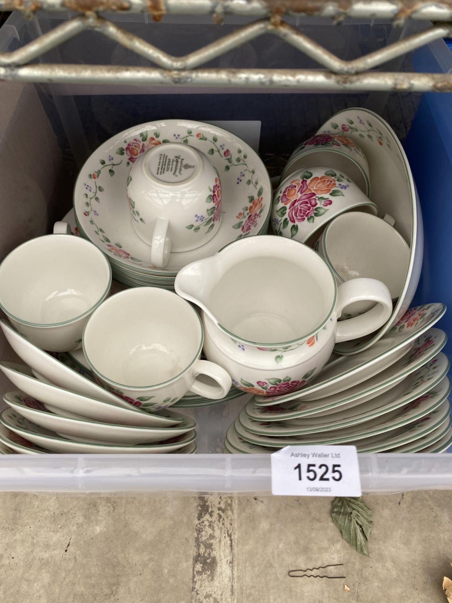 AN ASSORTMENT OF CERAMIC DINNER SERVICE ITEMS TO INCLUDE ROYAL DOULTON AND ROYAL STUART ETC - Bild 3 aus 4