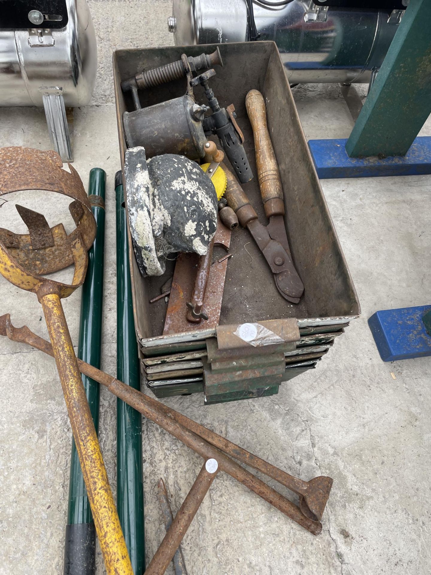 AN ASSORTMENT OF ITEMS TO INLCUDE METAL TRAYS, GARDEN TOOLS AND BRICK TIES ETC - Image 3 of 4