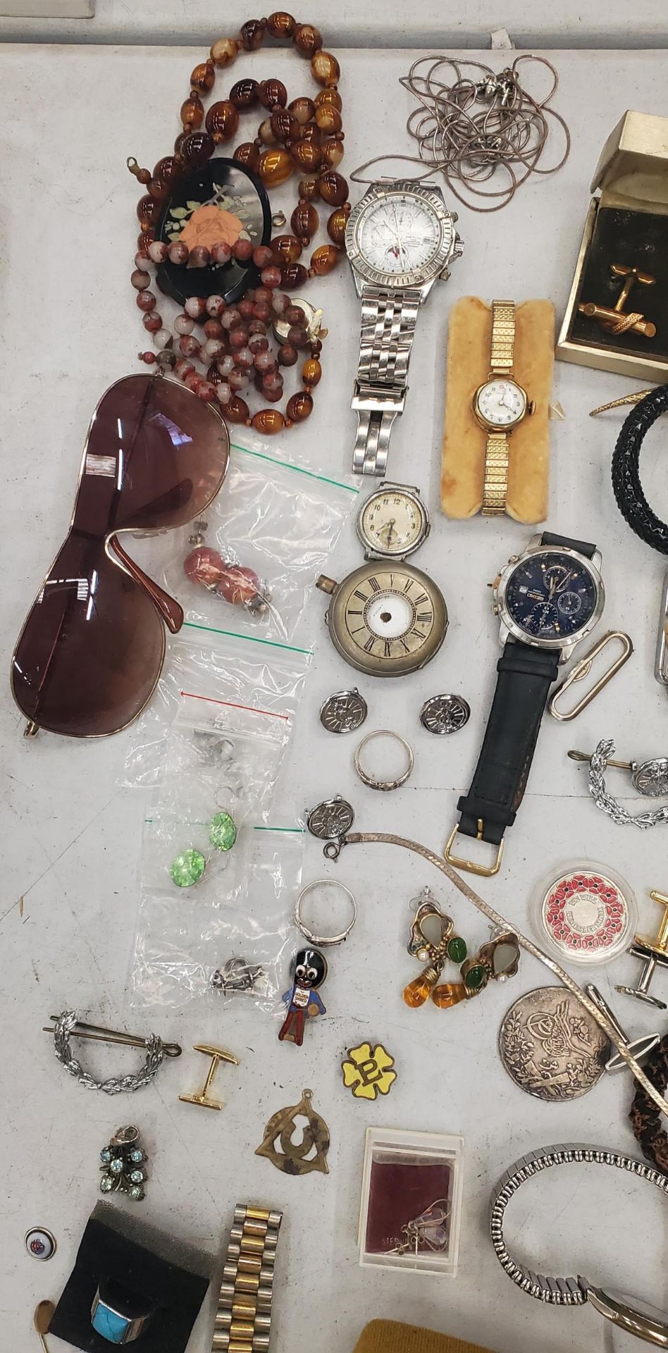 A COLLECTION OF VINTAGE COSTUME JEWELLERY AND FURTHER WATCHES, PAIR OF SUNGLASSES, BOXED CUFFLINKS - Image 4 of 5