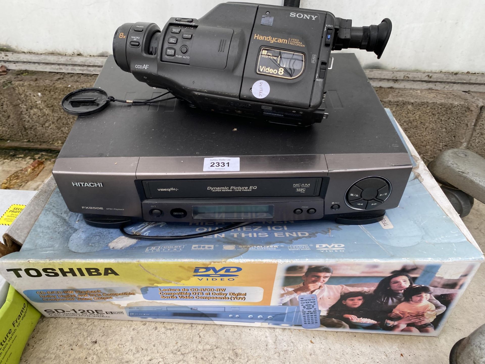 AN ASSORTMENT OF ITEMS TO INCLUDE A CAMCORDER, A VHS PLAYER AND A PICTURE FRAME - Image 2 of 3