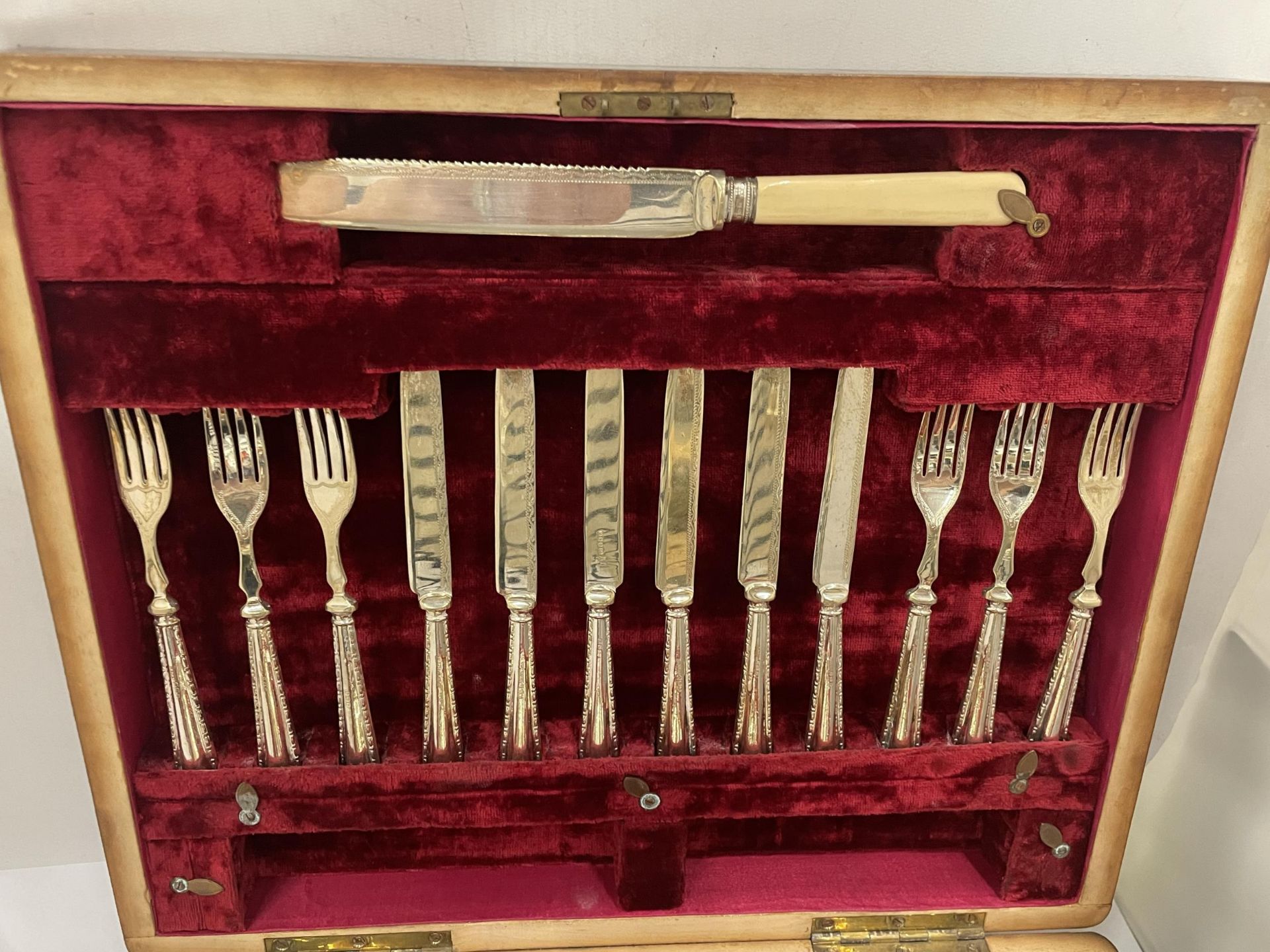 A VINTAGE OAK CASED CANTEEN SERVING SET WITH SILVER PLATED DISH, SERVERS AND CUPS AND CUTLERY WITH - Image 2 of 8