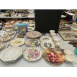 A QUANTITY OF ITEMS TO INCLUDE CABINET PLATES, VINTAGE CHINA CUPS, ETERNAL BEAU PLATES, A