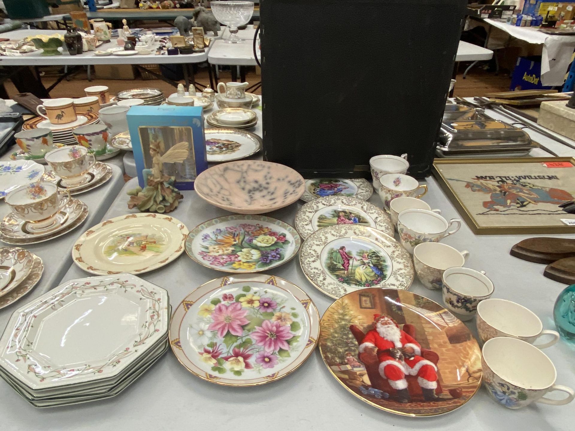 A QUANTITY OF ITEMS TO INCLUDE CABINET PLATES, VINTAGE CHINA CUPS, ETERNAL BEAU PLATES, A