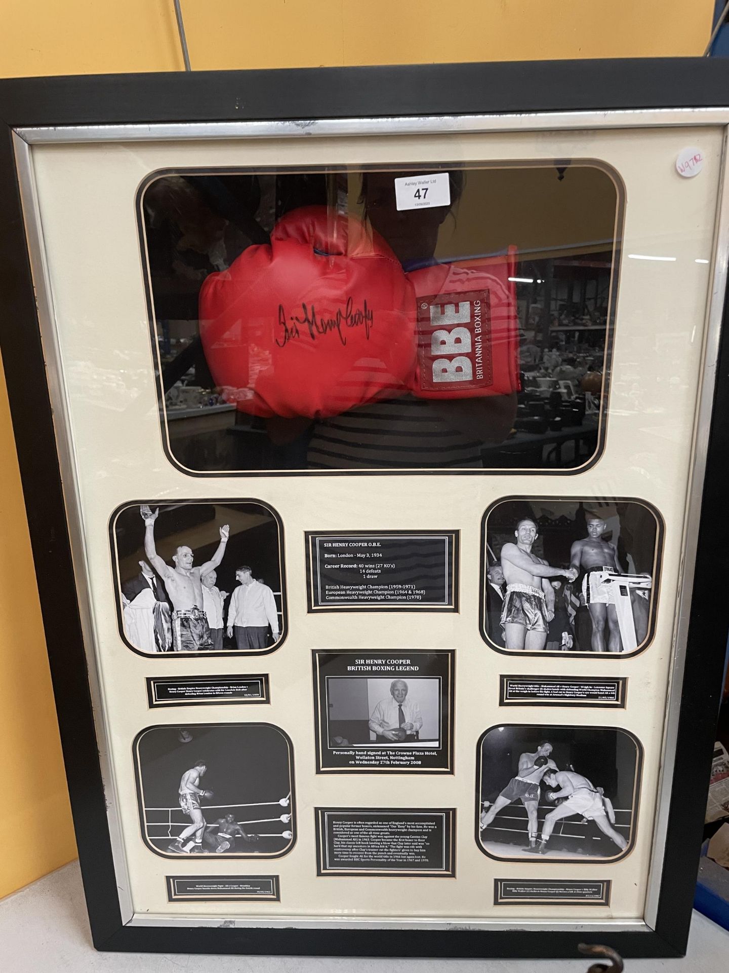 A FRAMED SIR HENRY COOPER O.B.E BOXING MONTAGE WITH SIGNED BOXING GLOVE AND PHOTOS
