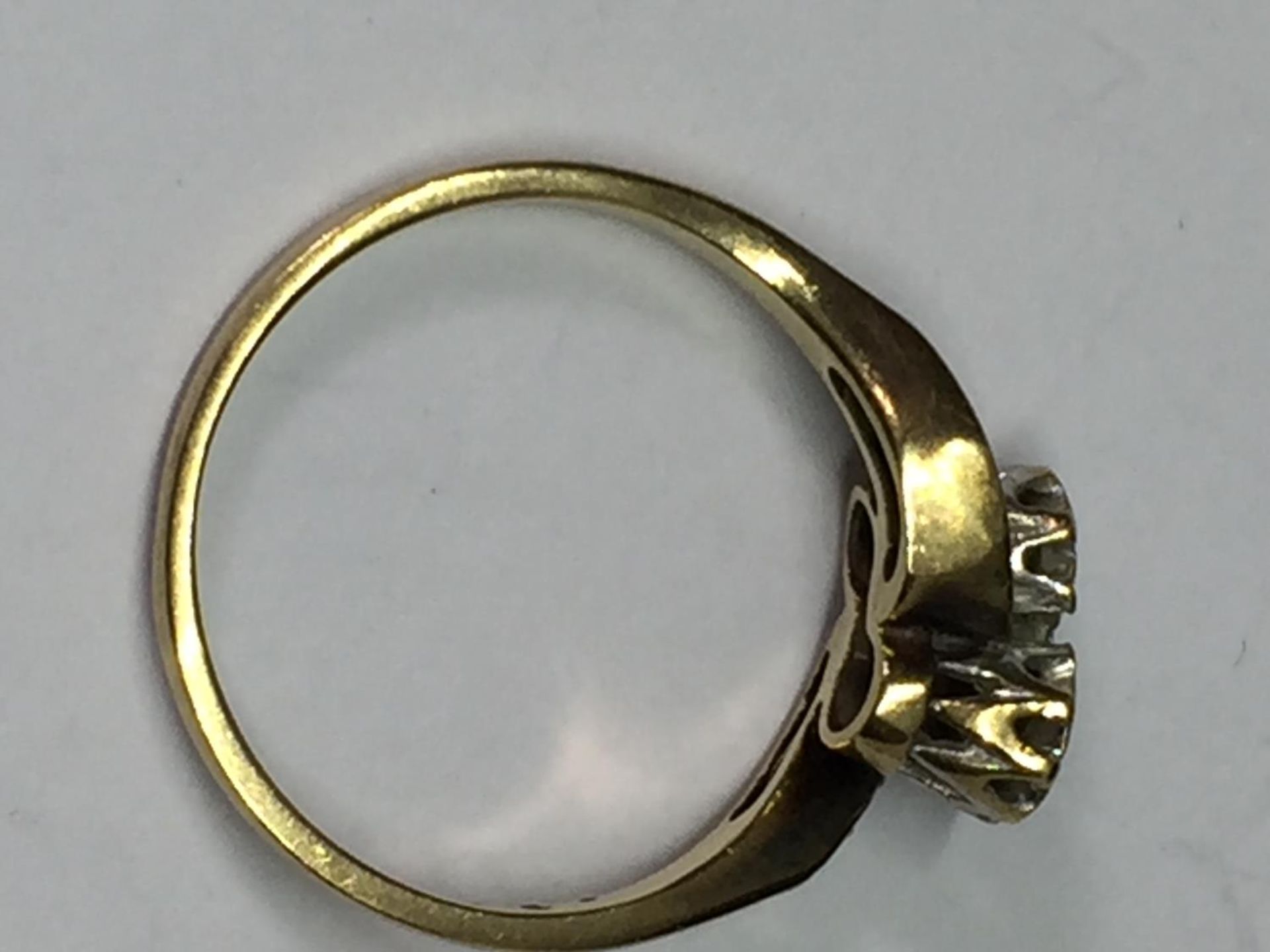 A 9 CARAT GOLD RING WITH DIAMONDS ON A TWIST DESIGN SIZE M - Bild 3 aus 4