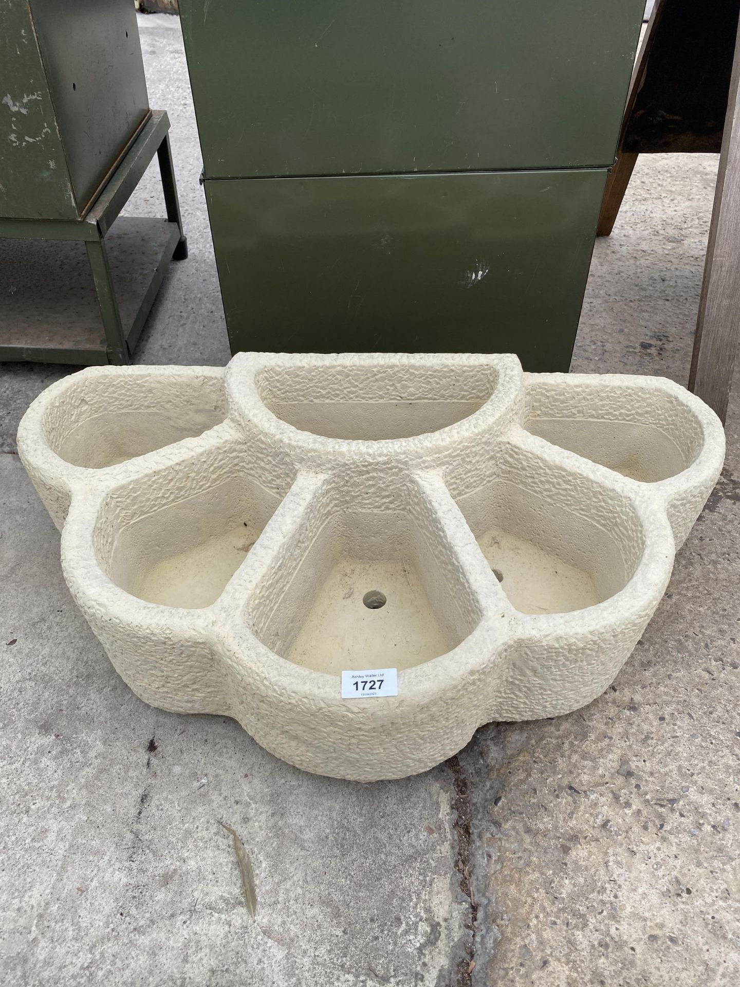 AN AS NEW EX DISPLAY CONCRETE HERB GARDEN PLANTER *PLEASE NOTE VAT TO BE PAID ON THIS ITEM*