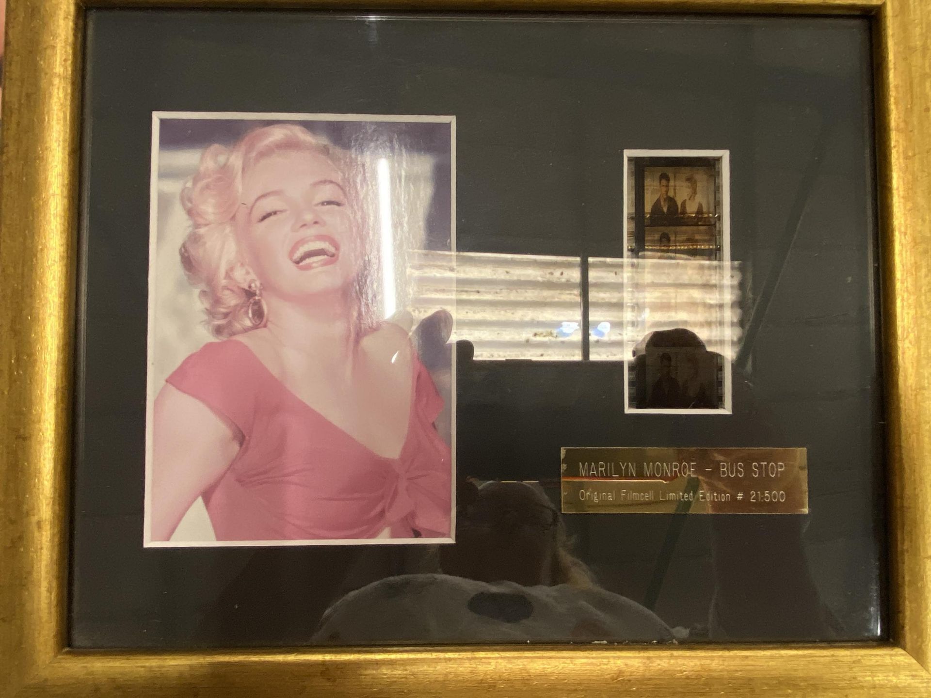 A LARGE COLLECTION OF MARILYN MONROE MEMORABILIA TO INCLUDE A FRAMED FILM CELL AND FRAMED PHOTO WITH - Image 2 of 13