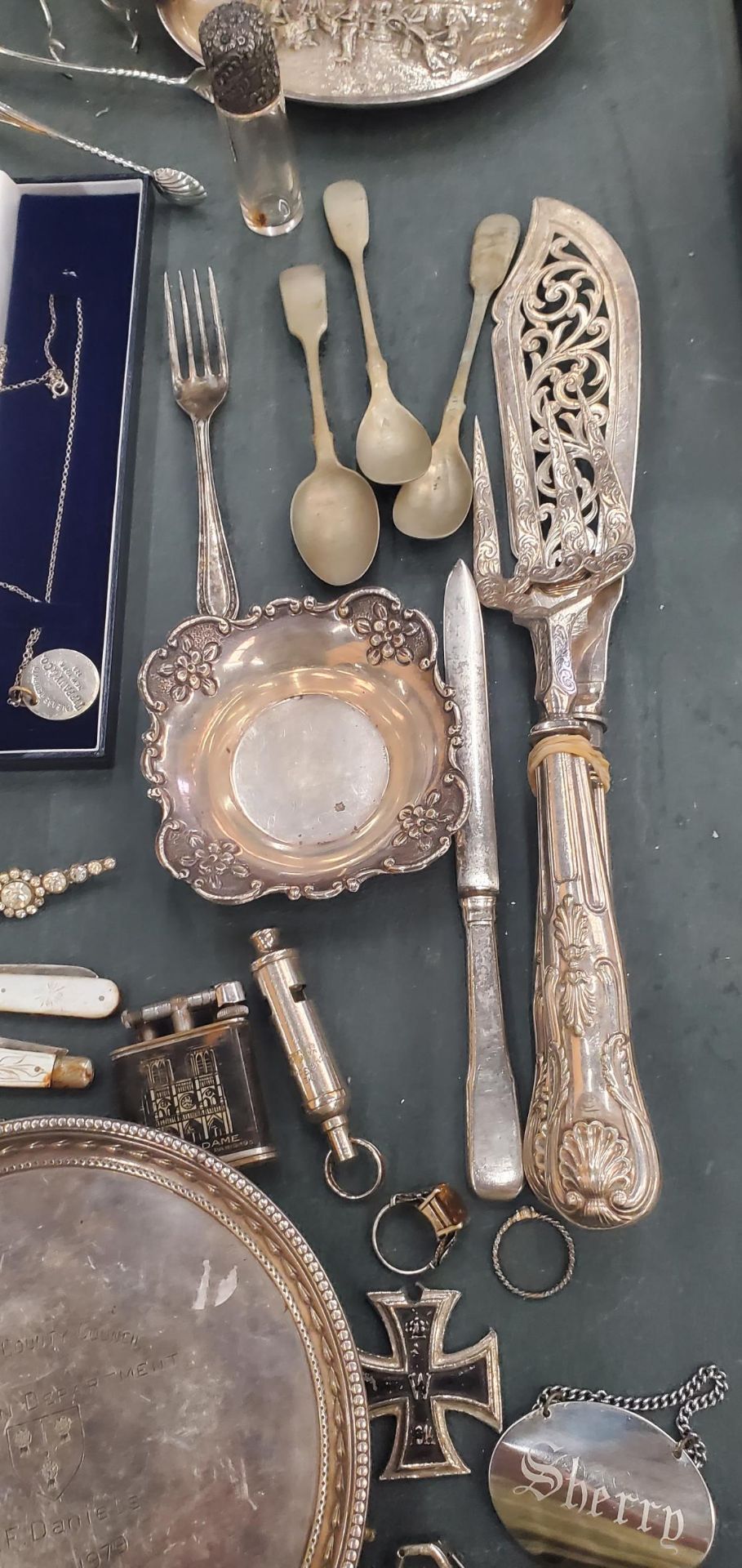 A MIXED LOT OF SILVER AND SILVER PLATED ITEMS, FISH SERVERS, PHOTO FRAME, SALVER, ETC - Image 4 of 4