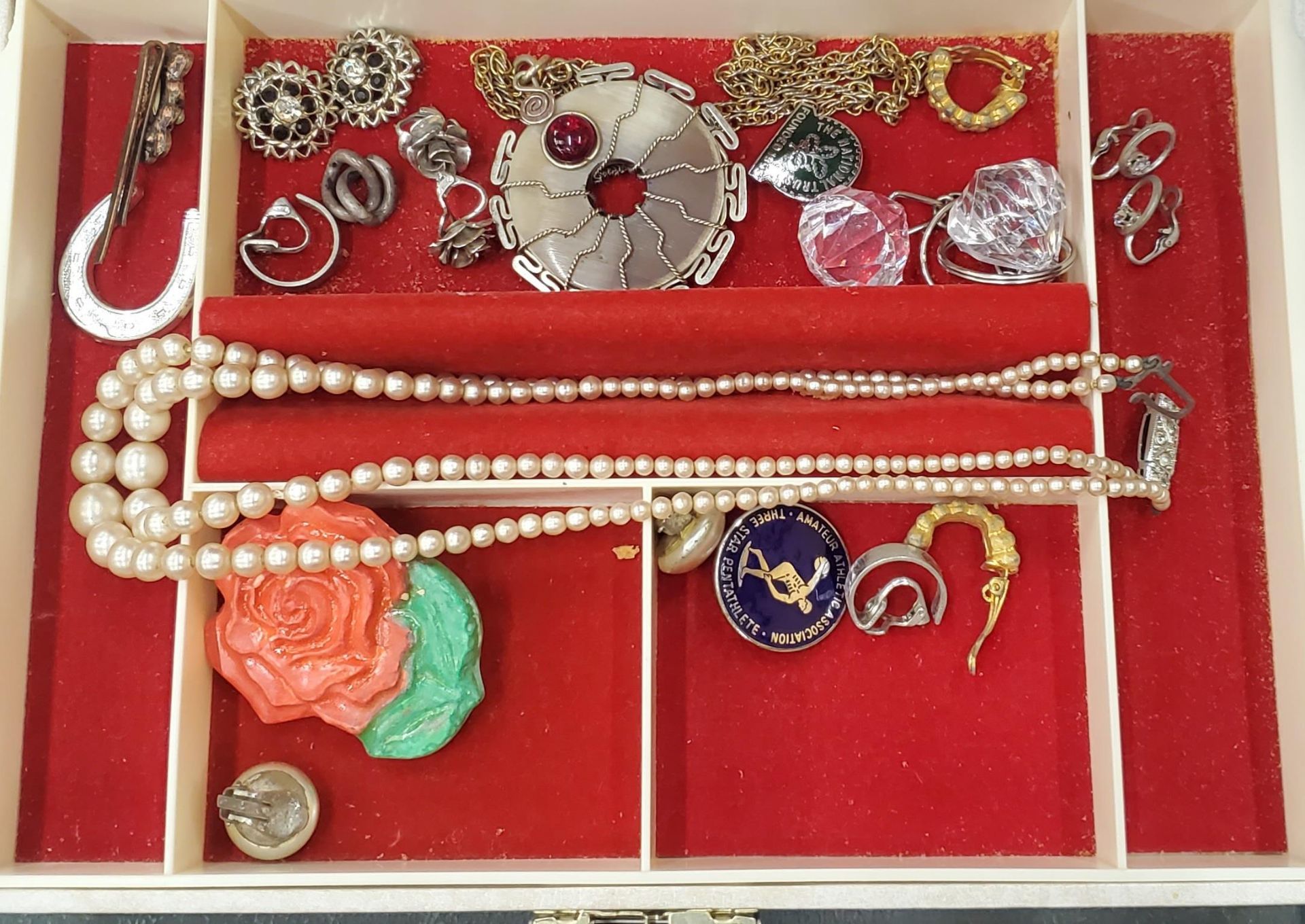 A MIXED LOT OF COSTUME JEWELLERY AND WATCHES IN BOXES, ACCURIST, EARRINGS, PEARL STYLE NECKLACE ETC - Image 5 of 5