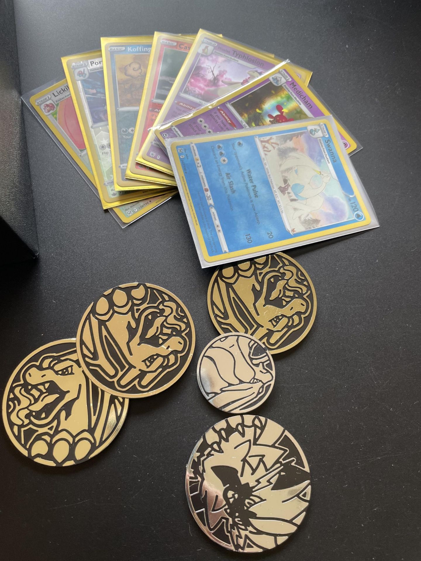 A TRAINER BOX OF ASSORTED POKEMON CARDS, HOLOS, TOKENS ETC - Image 5 of 5