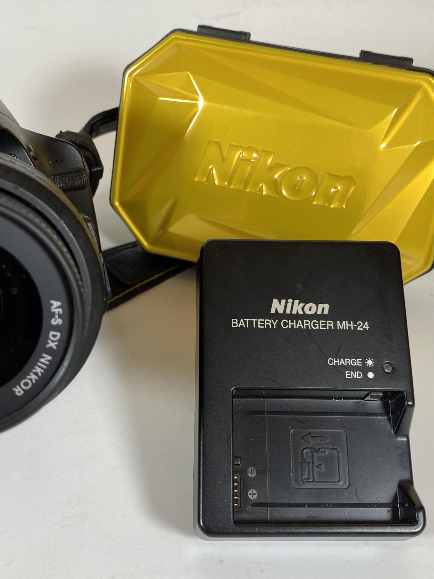 A NIKON D3200 DIGITAL SLR CAMERA WITH AF-S DX NIKKOR 18-55MM 1:3.5-5.6 G VR LENS, CHARGER, - Bild 3 aus 5