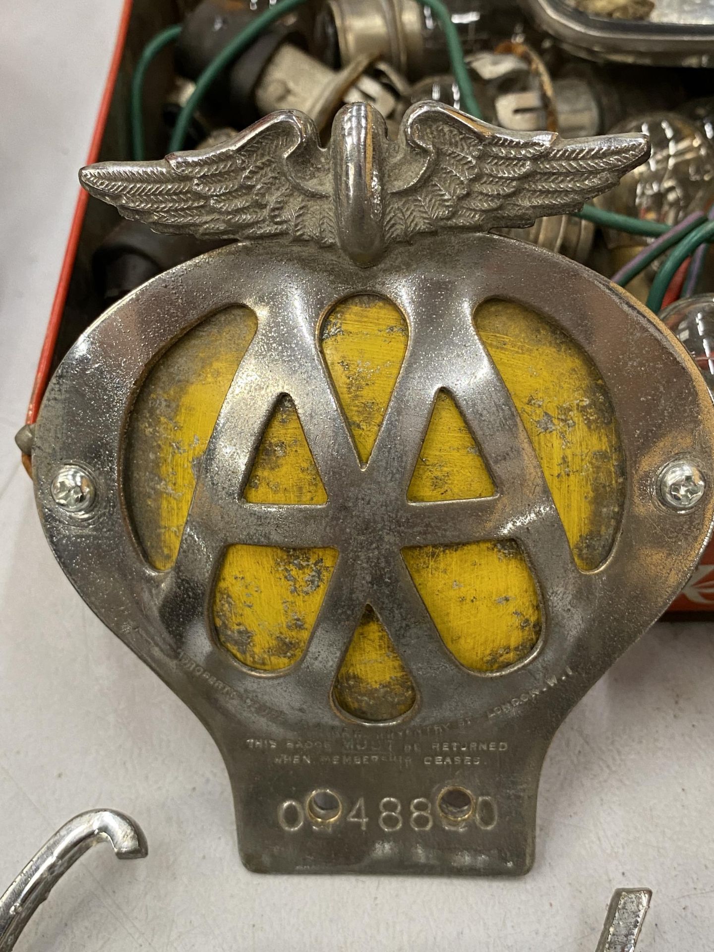 A QUANTITY OF AUTOMOBILIA TO INCLUDE AA, CAMBRIDGE, AND AUSTIN BADGES, BULBS, ETC - Image 5 of 5