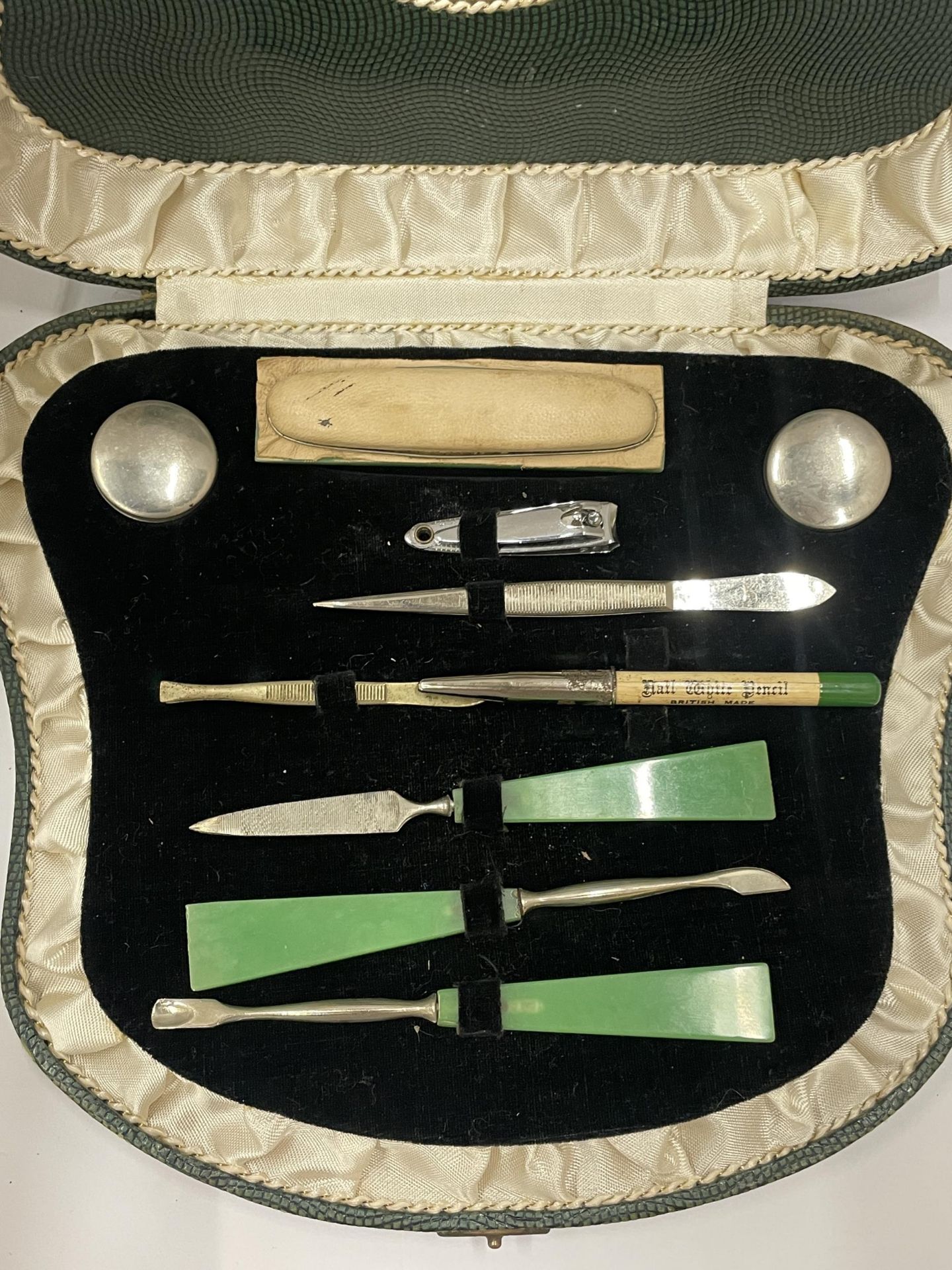 AN ART DECO CASED MANICURE SET WITH JADE STYLE HANDLES - Image 4 of 5