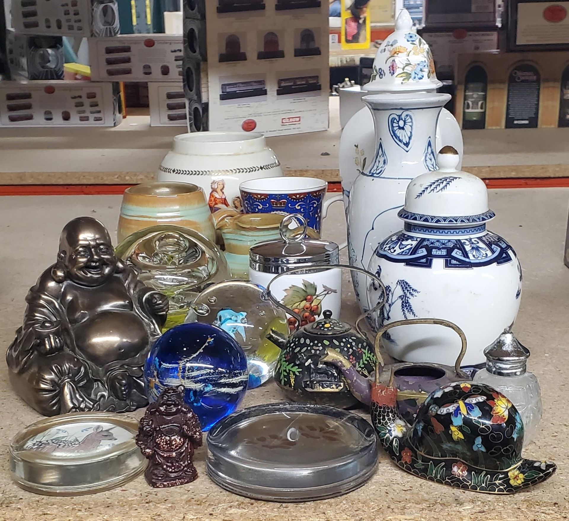 A MIXED GROUP OF ITEMS, ORIENTAL BLUE AND WHITE MODERN JAR ETC