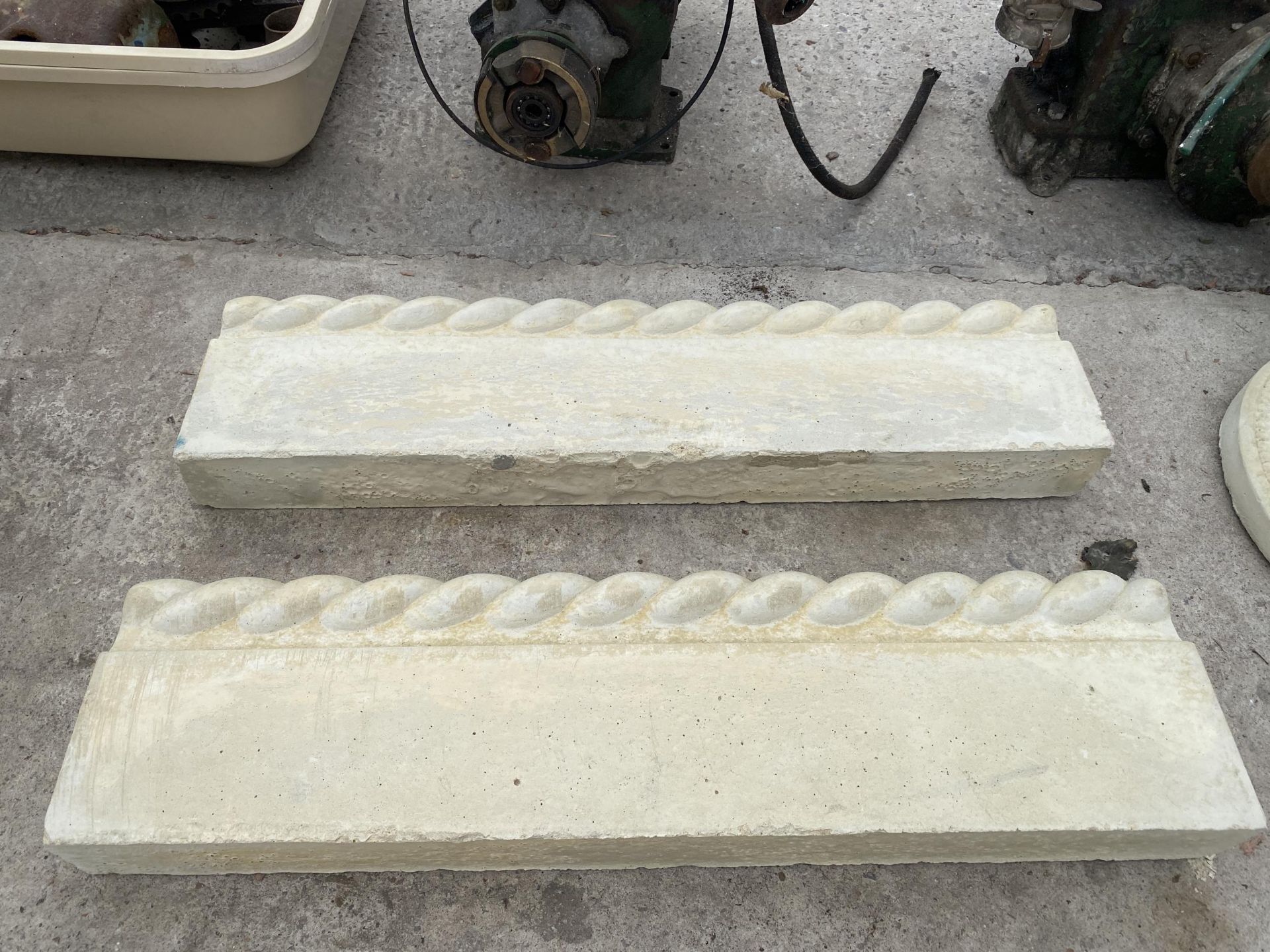 AN AS NEW EX DISPLAY CONCRETE SET OF FOUR STRAIGHT ROPE EDGING *PLEASE NOTE VAT TO BE PAID ON THIS - Image 2 of 3