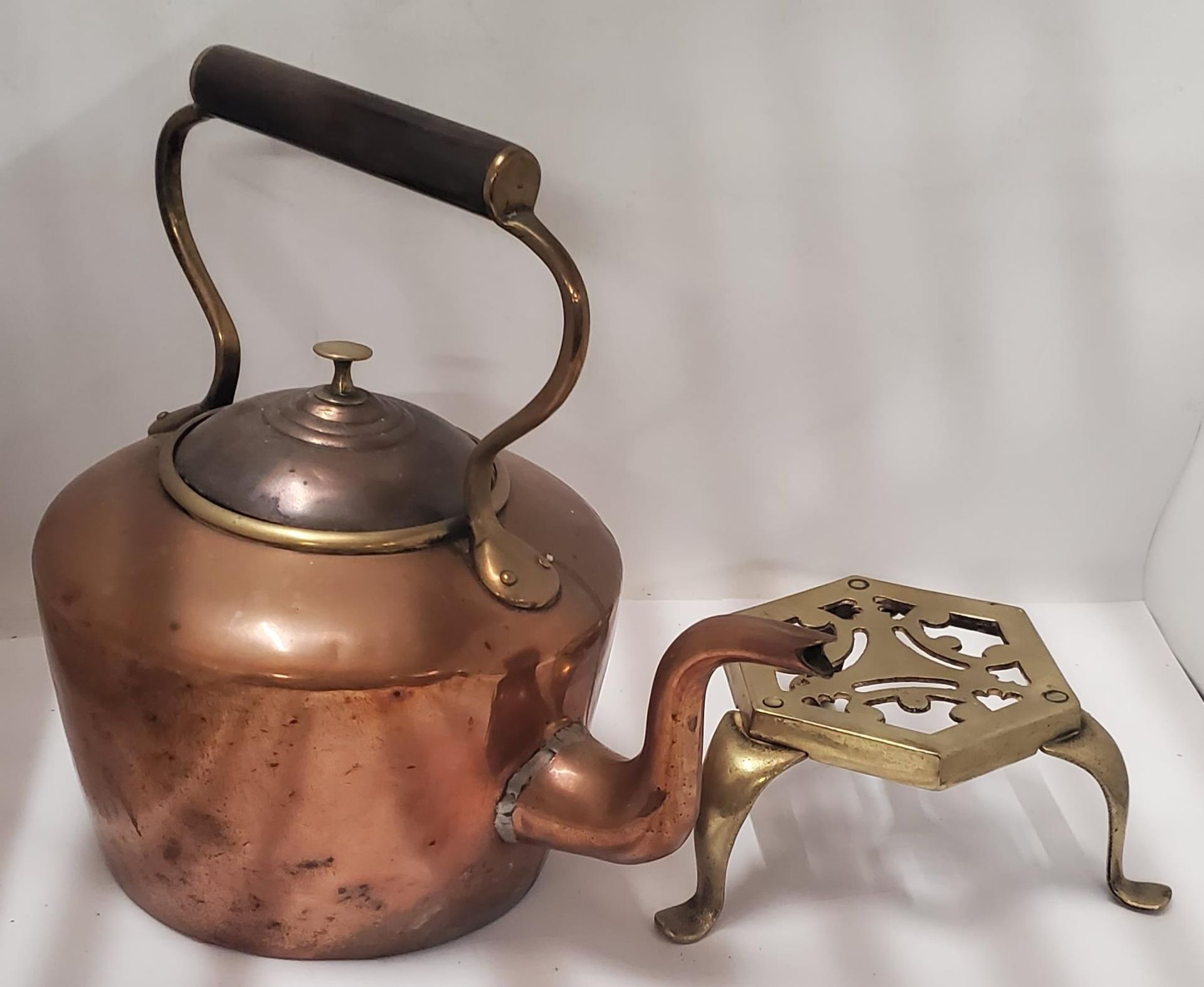 A VINTAGE COPPER KETTLE ON BRASS TRIPOD STAND AND FURTHER COPPER AND BRASS JUG - Image 2 of 3